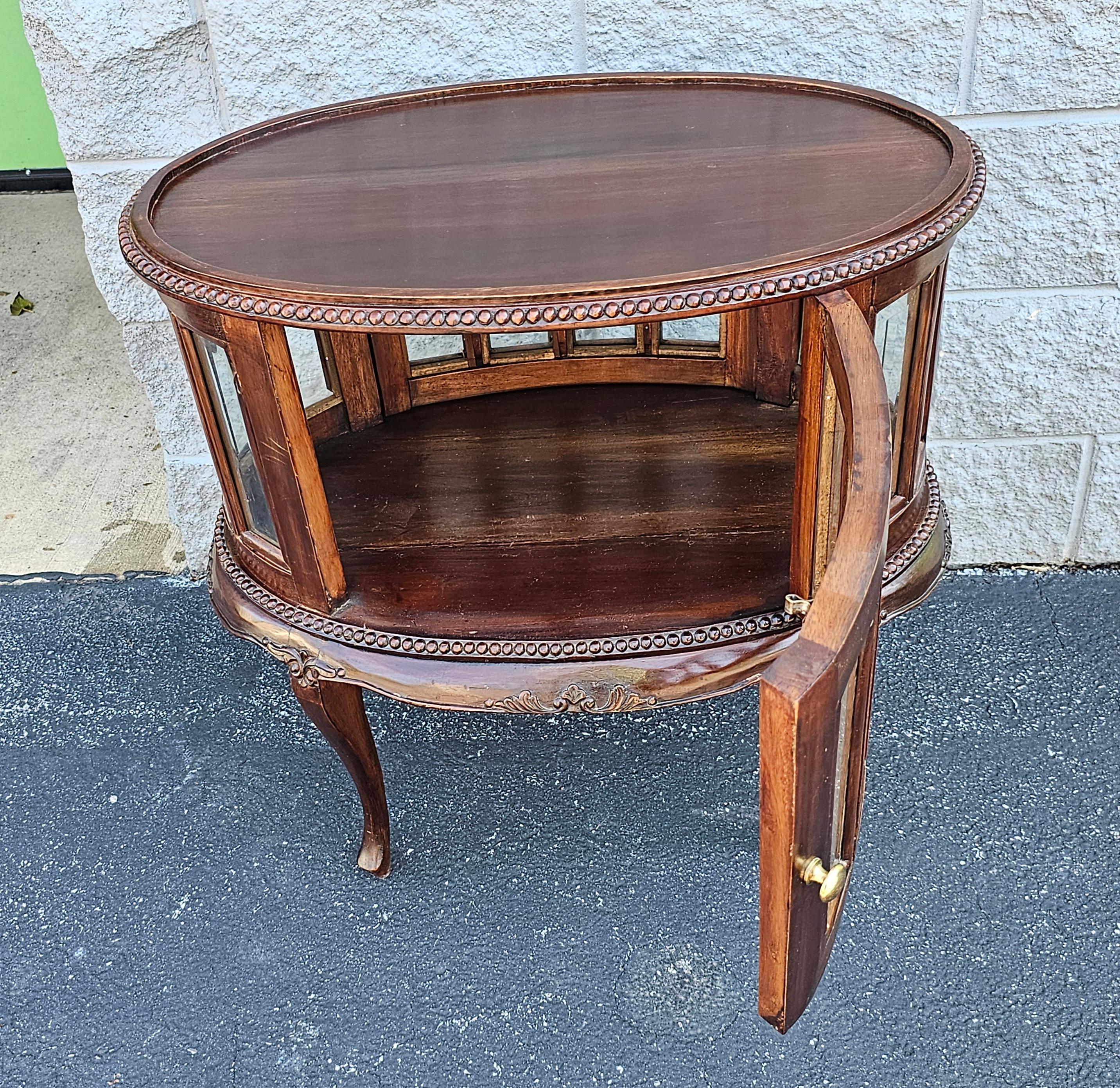 Mid-Century Queen Anne Style Mahogany Double Door Oval Vitrine Table  For Sale 1