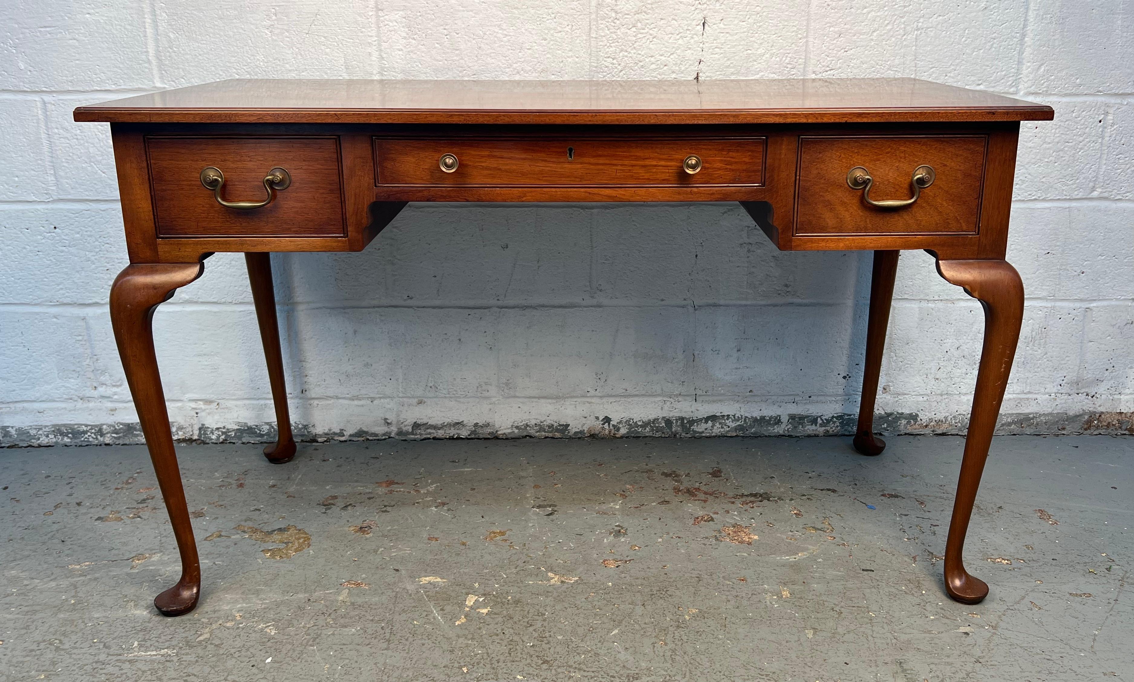 Sofisticato scrittoio realizzato in caldo legno di noce, con una forma snella e proporzioni eleganti. Progettato all'insegna della praticità, offre un'ampia superficie di lavoro e un vano portaoggetti che lo rendono un'aggiunta raffinata a qualsiasi