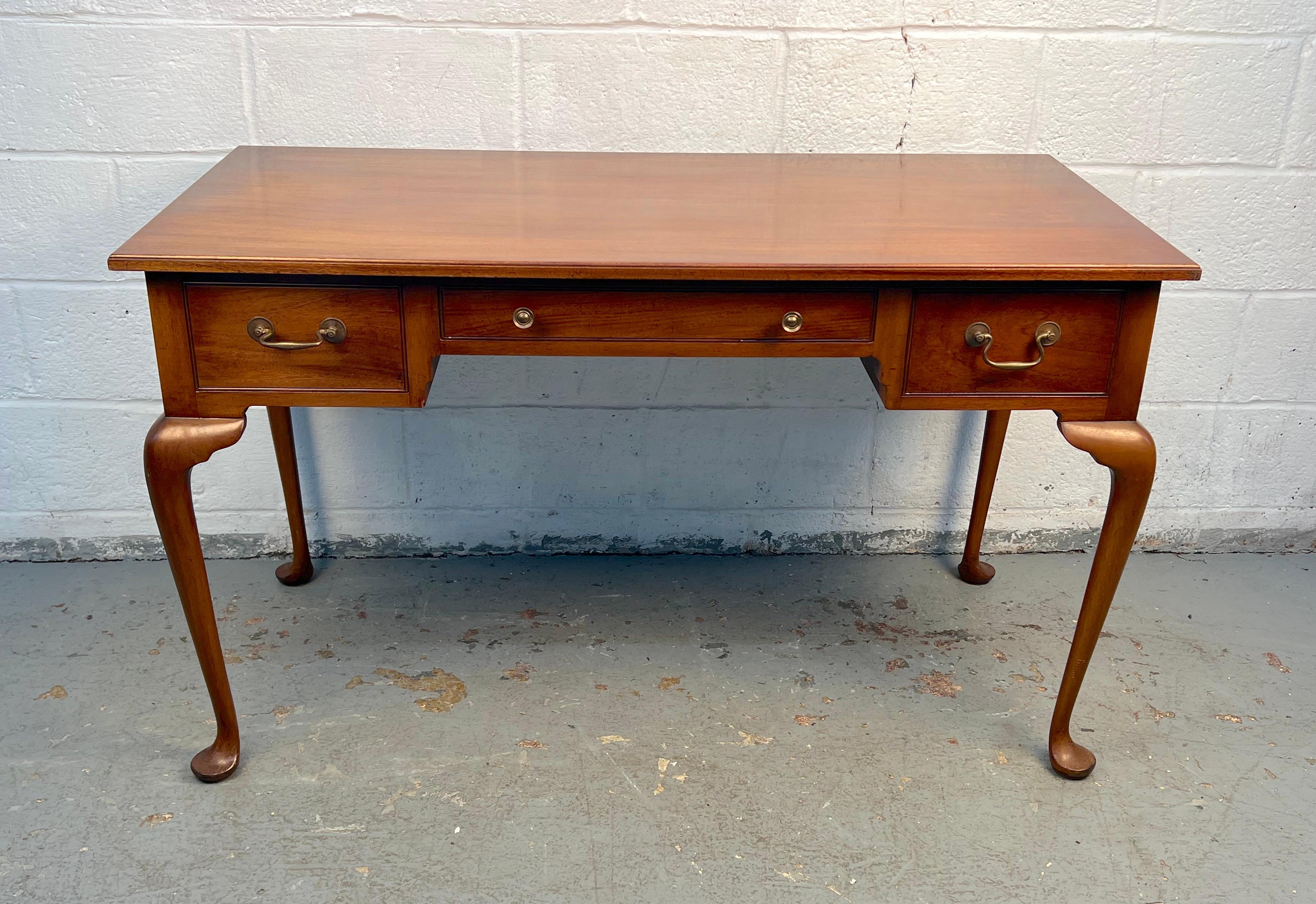 Mid-Century moderno Scrivania di metà secolo in stile Queen Anne in vendita