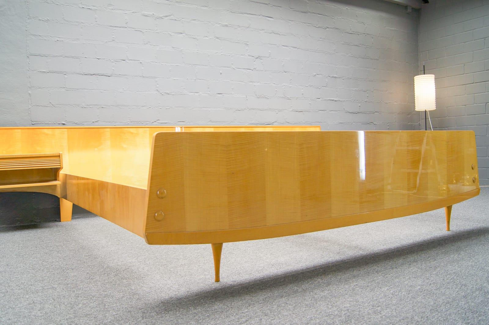 Mid-Century Modern Mid-Century Queen Bedwith Floating Nightstands in the Style of Gio Ponti, Italy For Sale