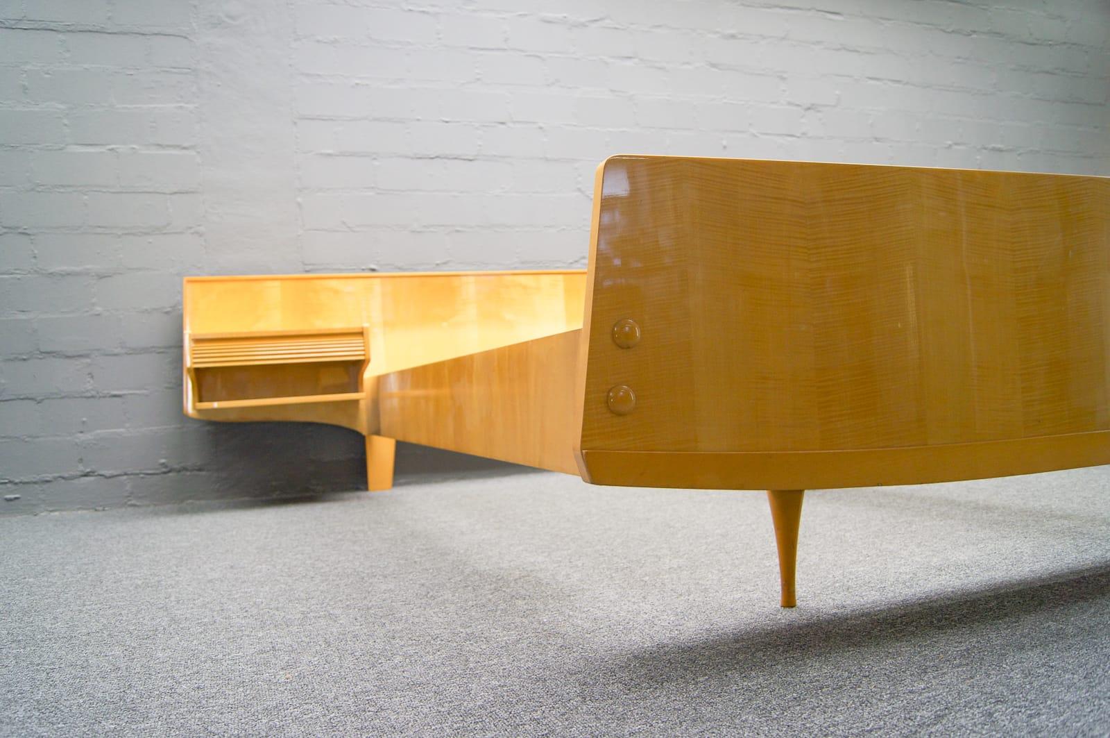 Mid-Century Queen Bedwith Floating Nightstands in the Style of Gio Ponti, Italy In Good Condition For Sale In Nürnberg, Bayern
