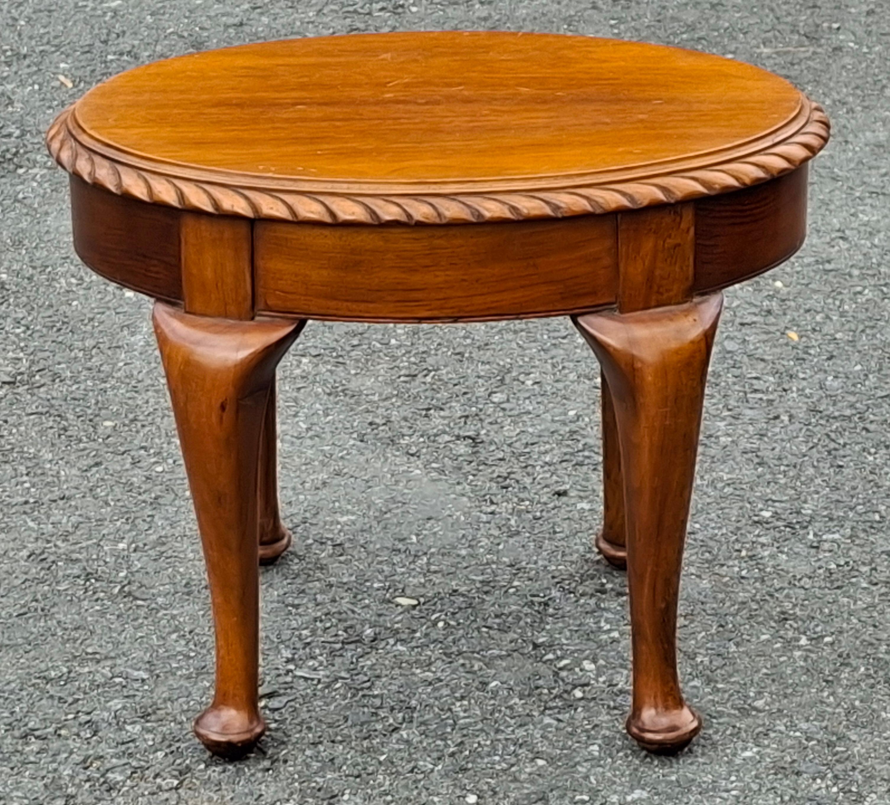 Mid Century Quern Anne Style Mahogany Oval Low Side Table / Foot Stool In Good Condition For Sale In Germantown, MD