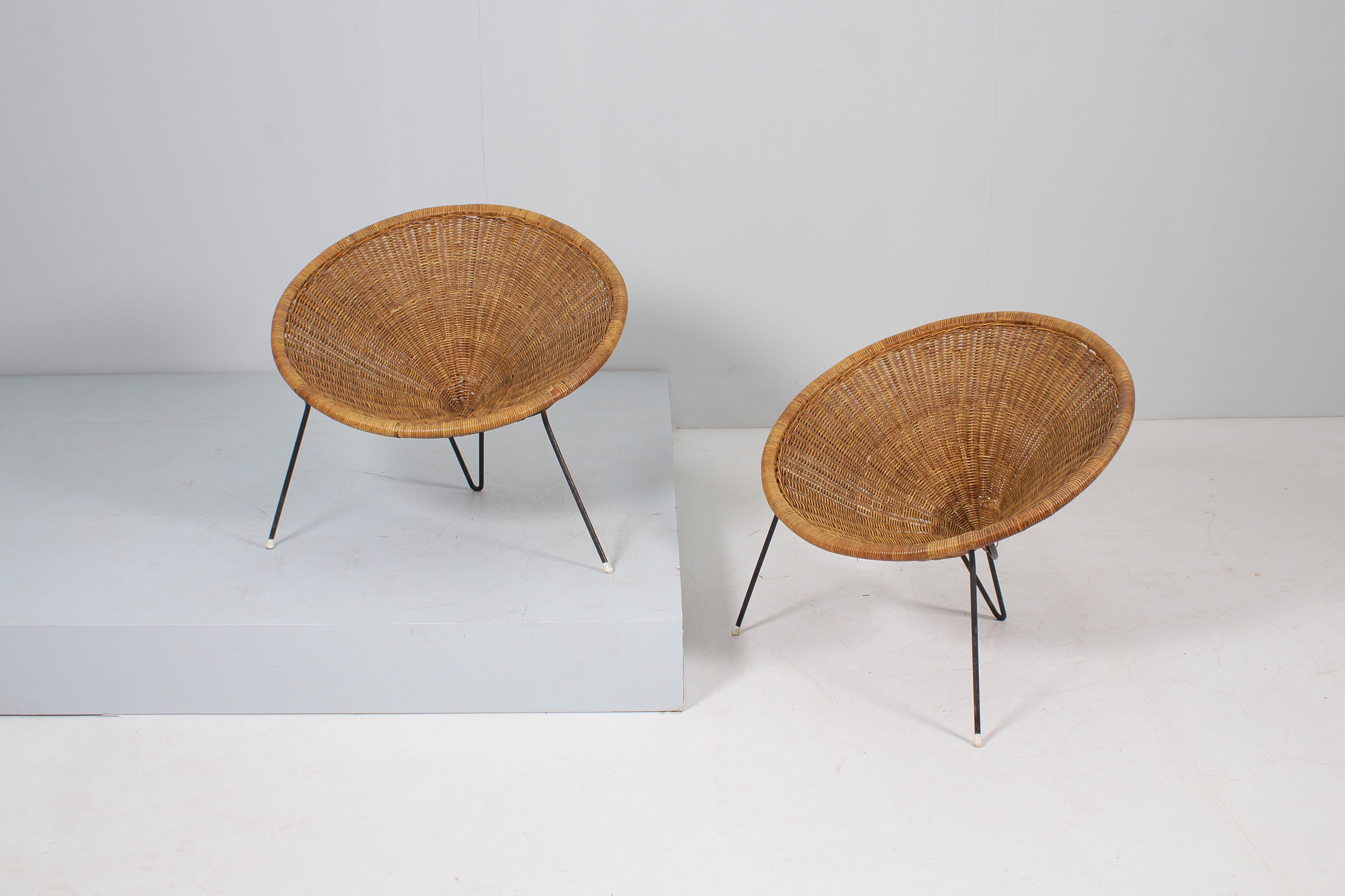 Set of 2 extremely rare conical wicker armchairs by Roberto Mango, made in Italy in the 1950s.
The conical seat shell is made entirely of wicker, the three-legged iron structure is composed of two legs in front and a hairpin leg in back.
The body is