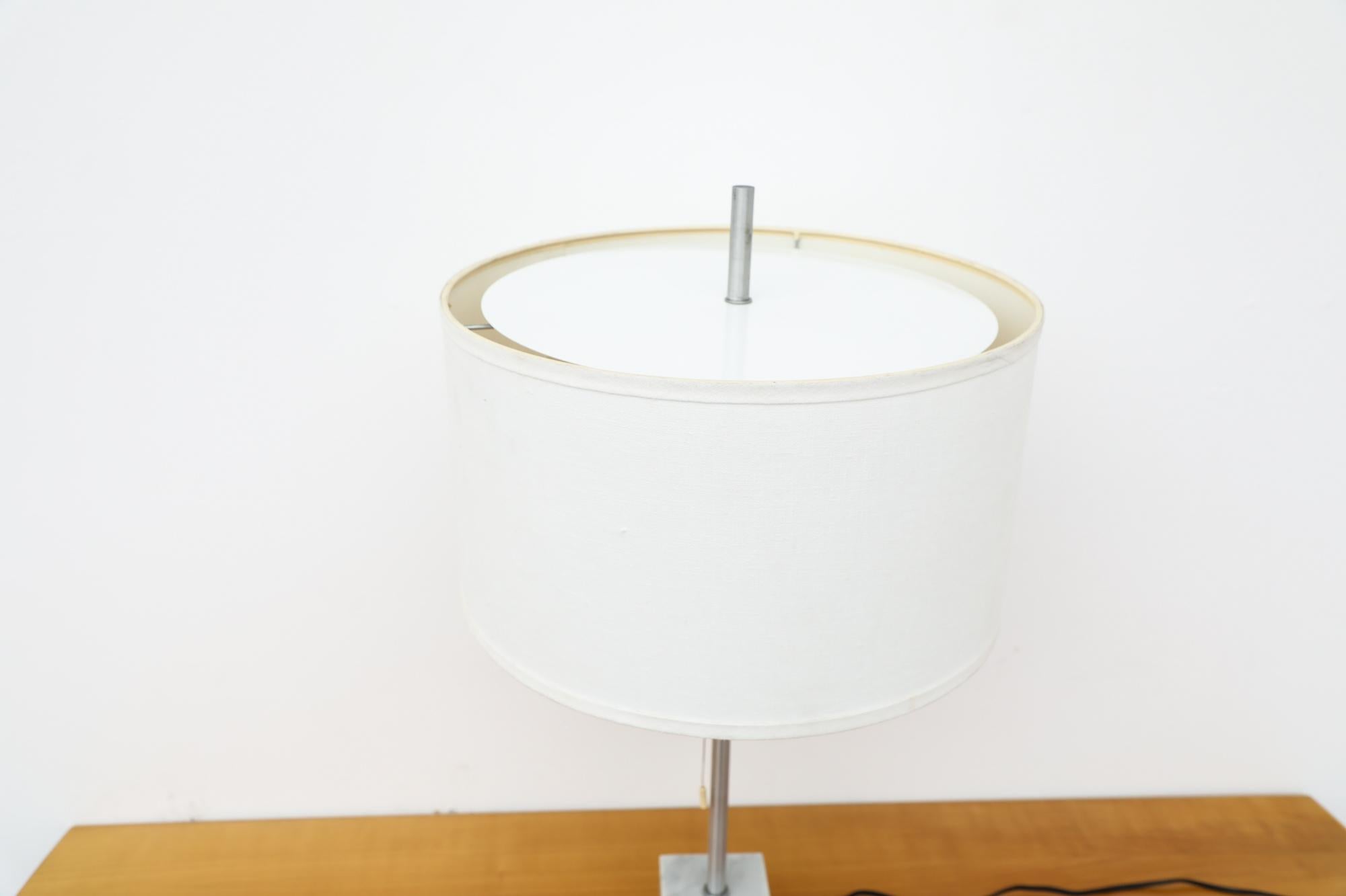 Mid-Century RAAK Marble and Chrome Dual Bulb Table Lamp with New Linen Shade For Sale 1