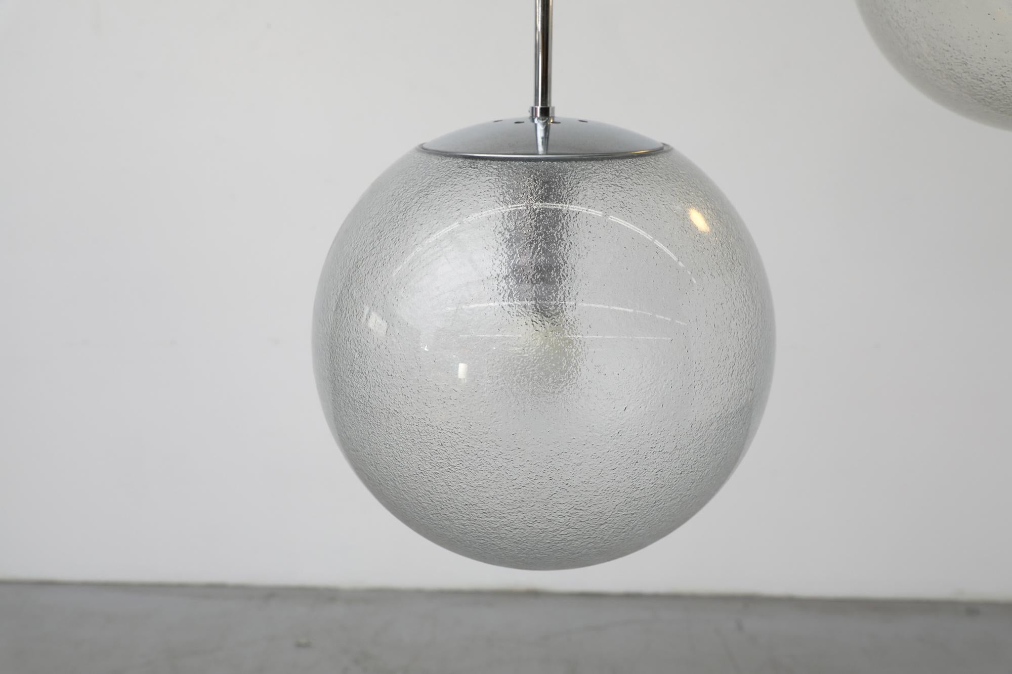 Mid-Century RAAK Style Chrom & strukturiertes Plexiglas Bubble Globe Pendelleuchten (Mitte des 20. Jahrhunderts) im Angebot