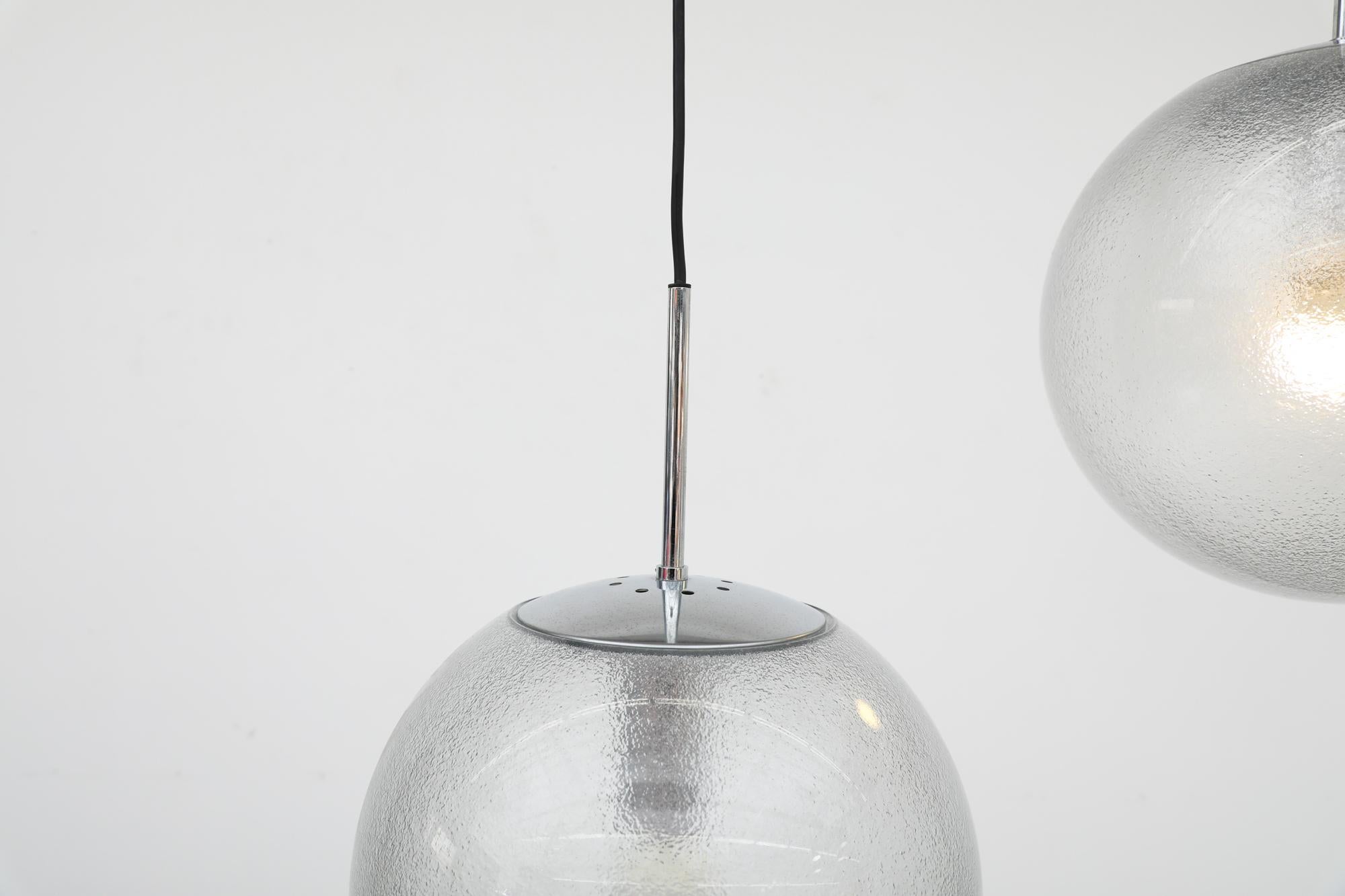 Mid-Century RAAK Style Chrom & strukturiertes Plexiglas Bubble Globe Pendelleuchten im Angebot 1