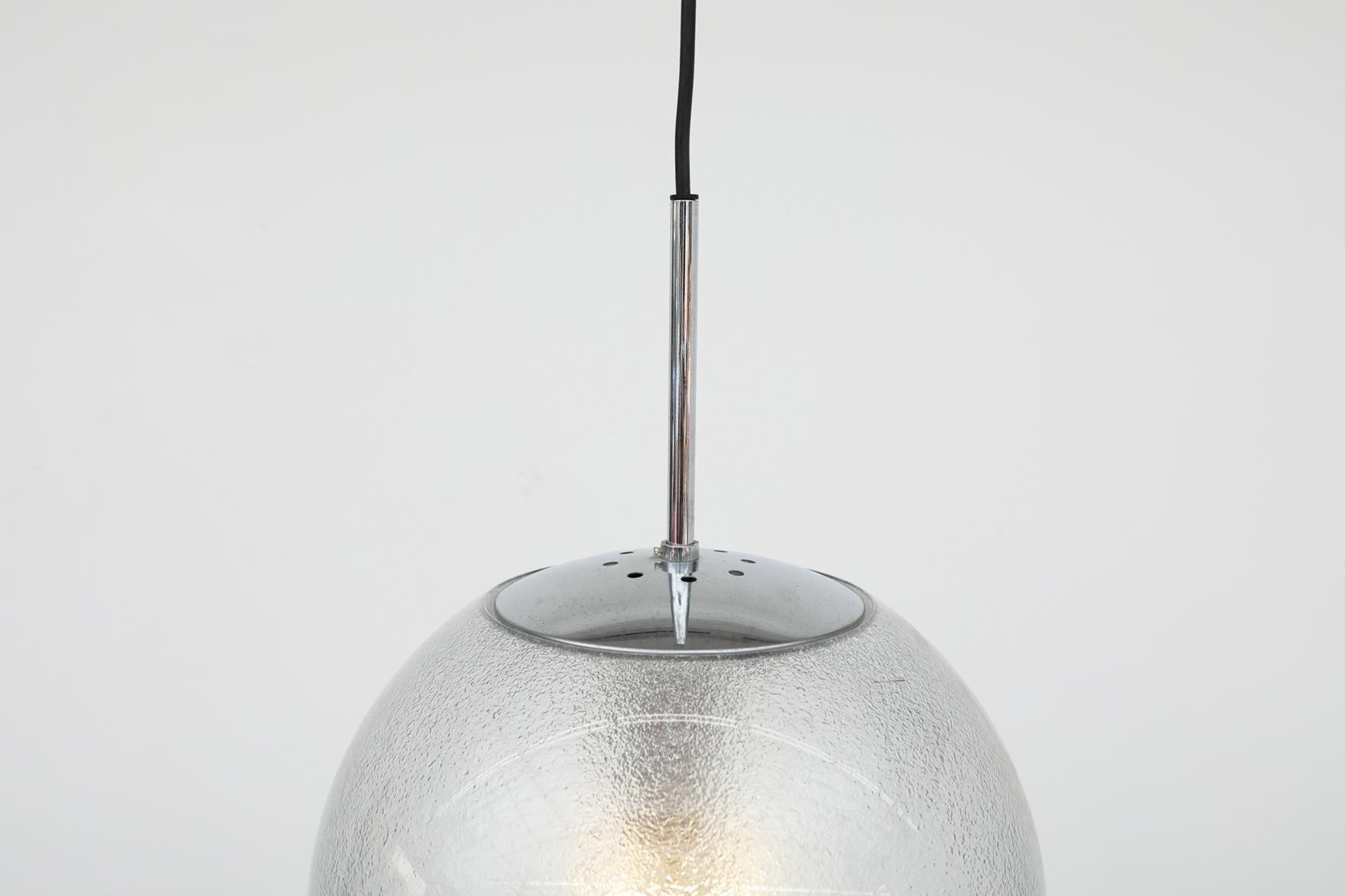 Mid-Century RAAK Style Chrom & strukturiertes Plexiglas Bubble Globe Pendelleuchten im Angebot 2