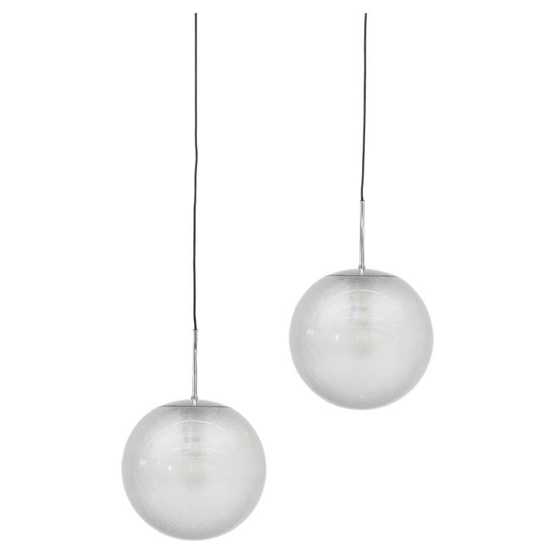 Mid-Century RAAK Style Chrom & strukturiertes Plexiglas Bubble Globe Pendelleuchten im Angebot