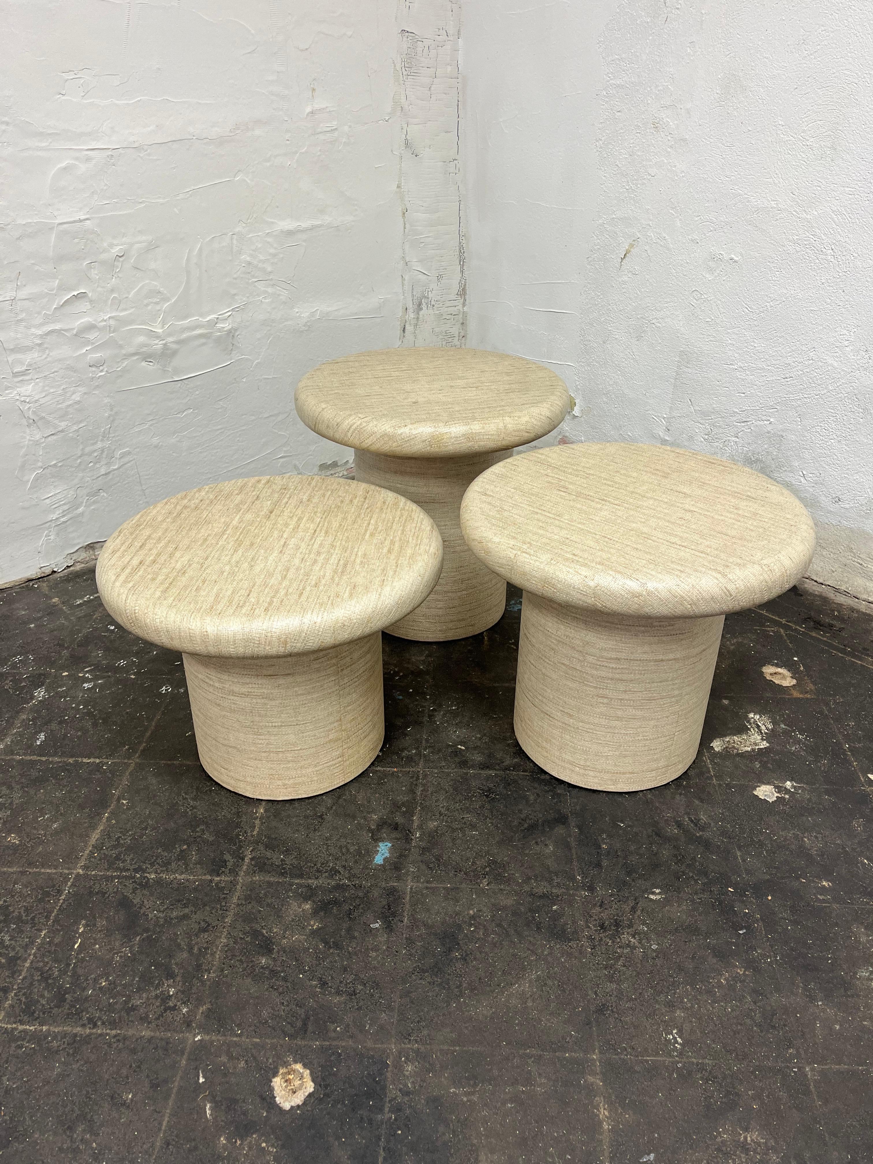 Drei mit Bast oder Leinen umwickelte Pilz-Couchtische oder -Hocker aus der Mitte des Jahrhunderts in den abgestuften Höhen von 19