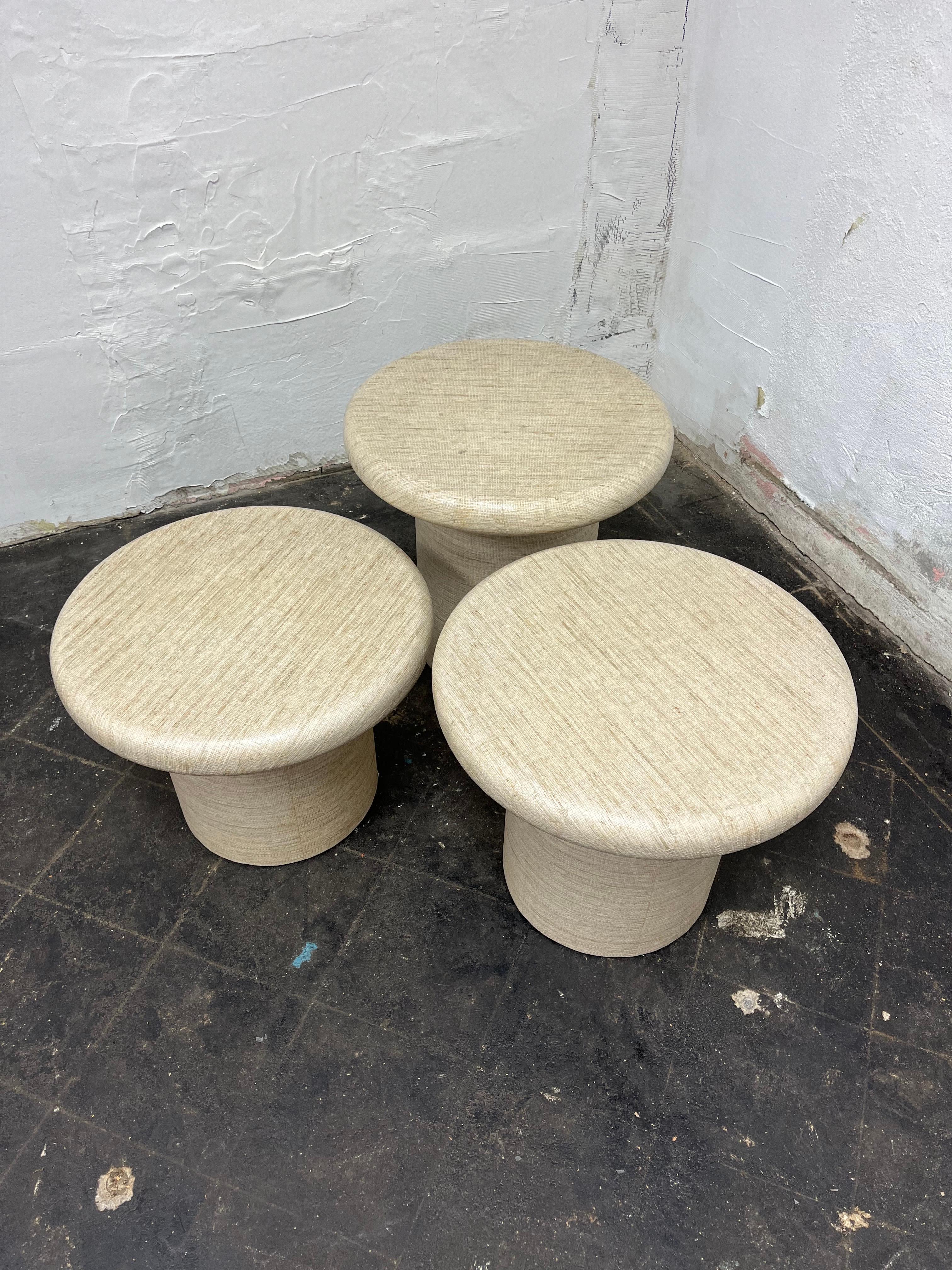 Raffia aus der Mitte des Jahrhunderts  Pilz Couchtische oder Hocker (Unbekannt) im Angebot