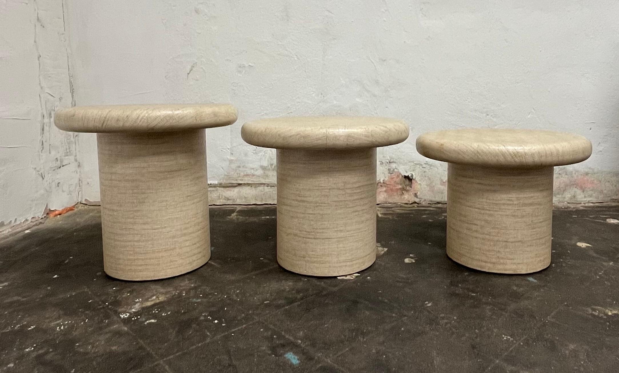 Raffia aus der Mitte des Jahrhunderts  Pilz Couchtische oder Hocker (20. Jahrhundert) im Angebot