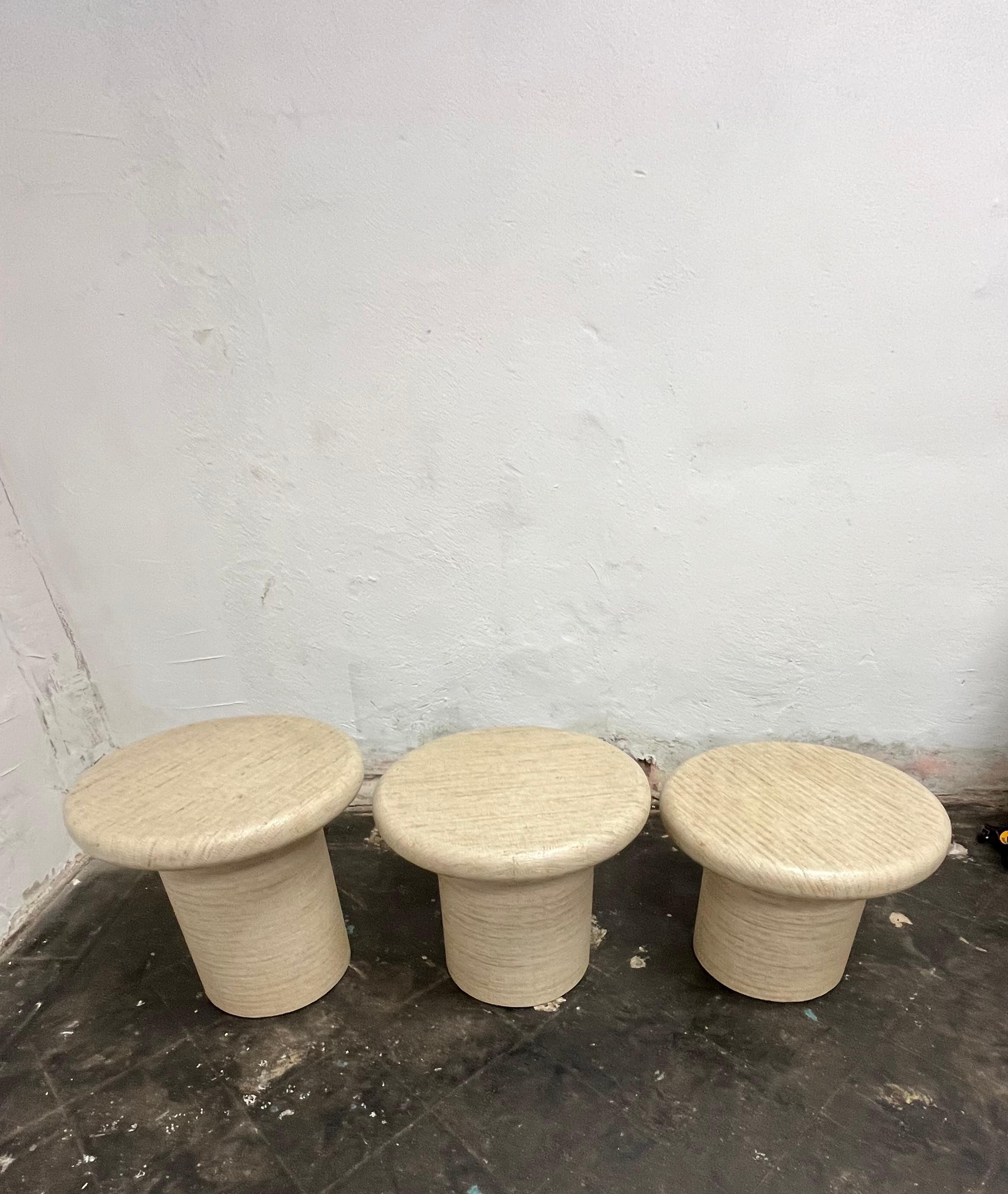 Raffia aus der Mitte des Jahrhunderts  Pilz Couchtische oder Hocker (Raffiabast) im Angebot