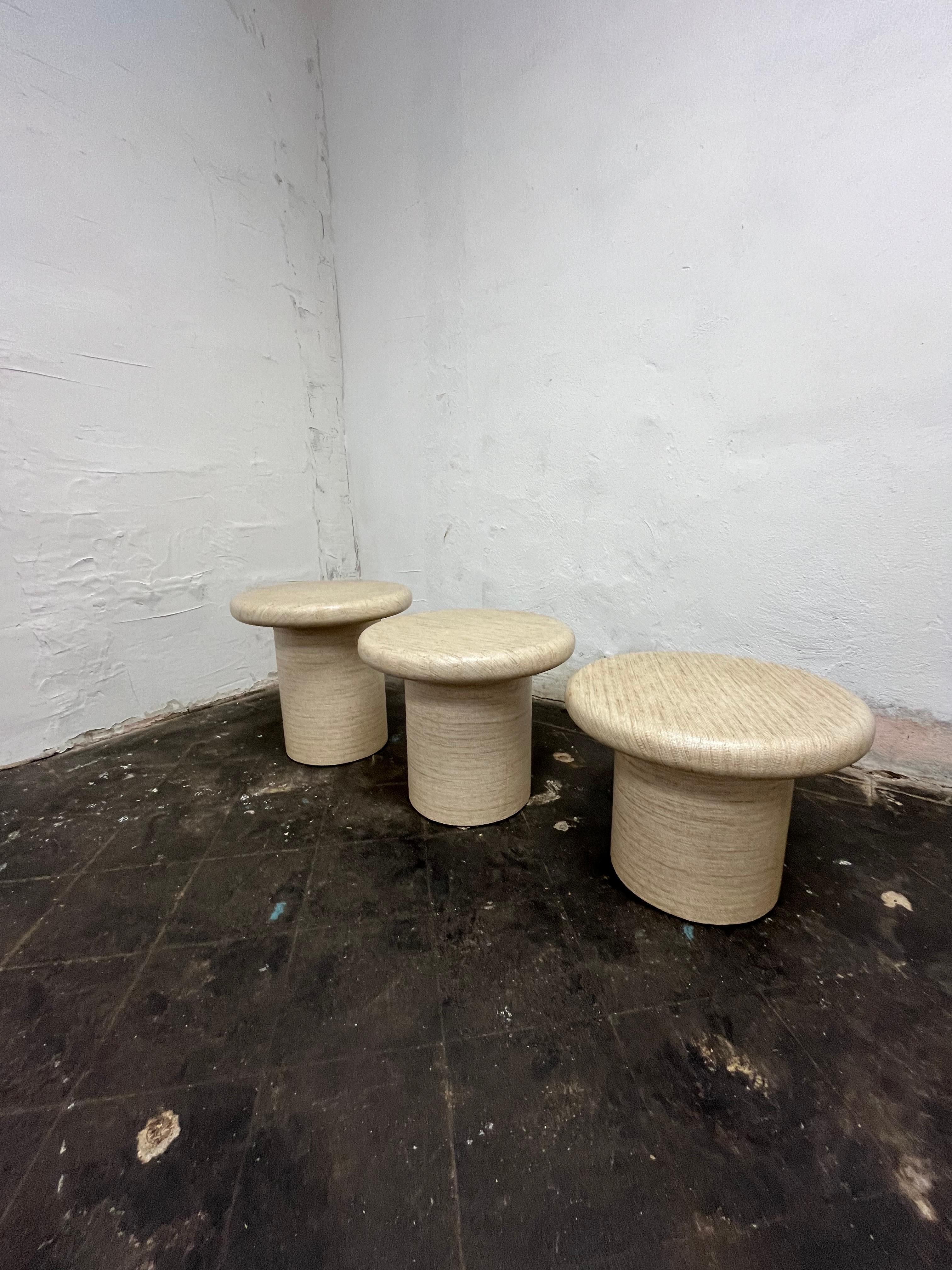 Raffia aus der Mitte des Jahrhunderts  Pilz Couchtische oder Hocker im Angebot 1