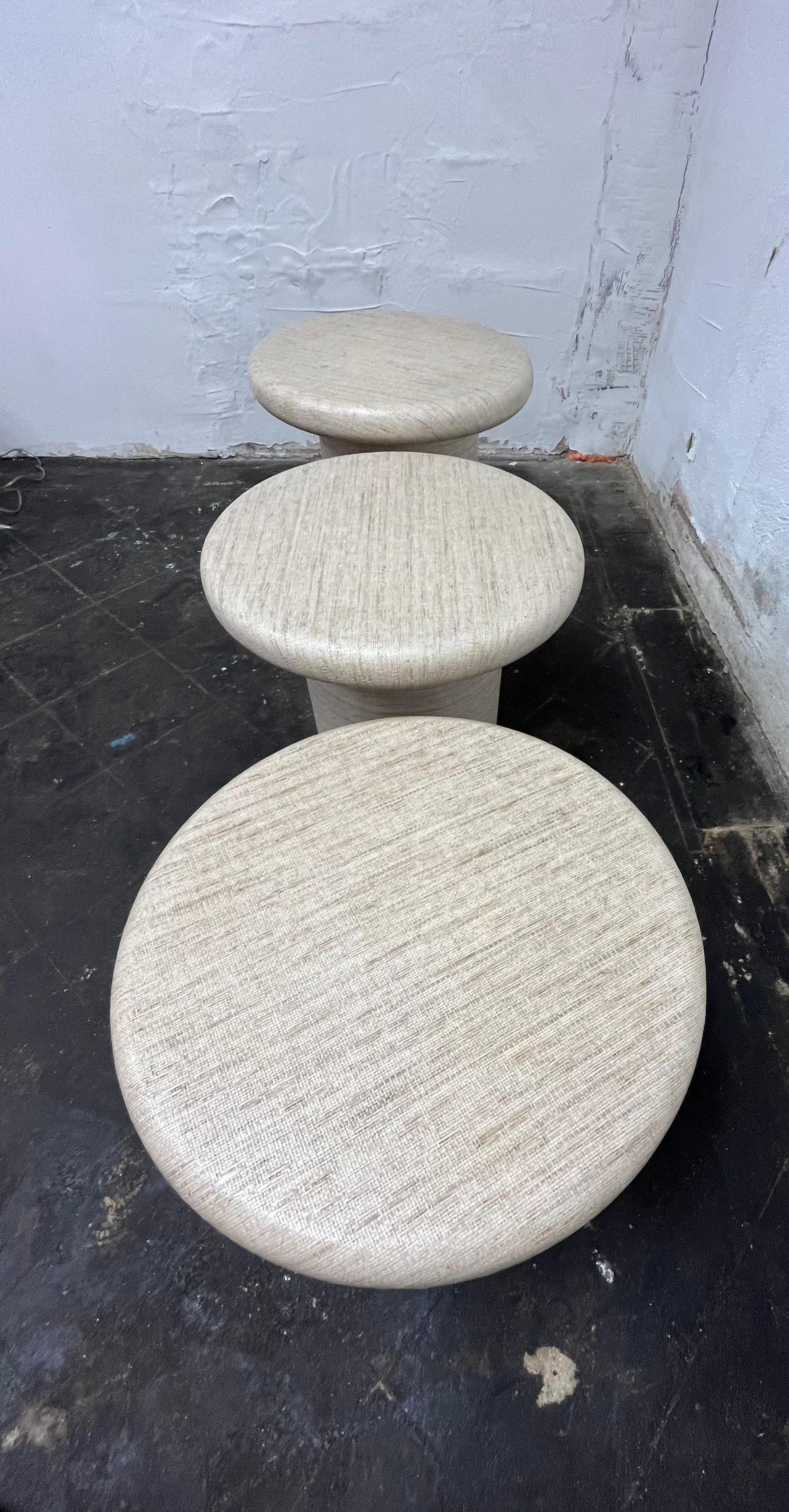 Raffia aus der Mitte des Jahrhunderts  Pilz Couchtische oder Hocker im Angebot 2
