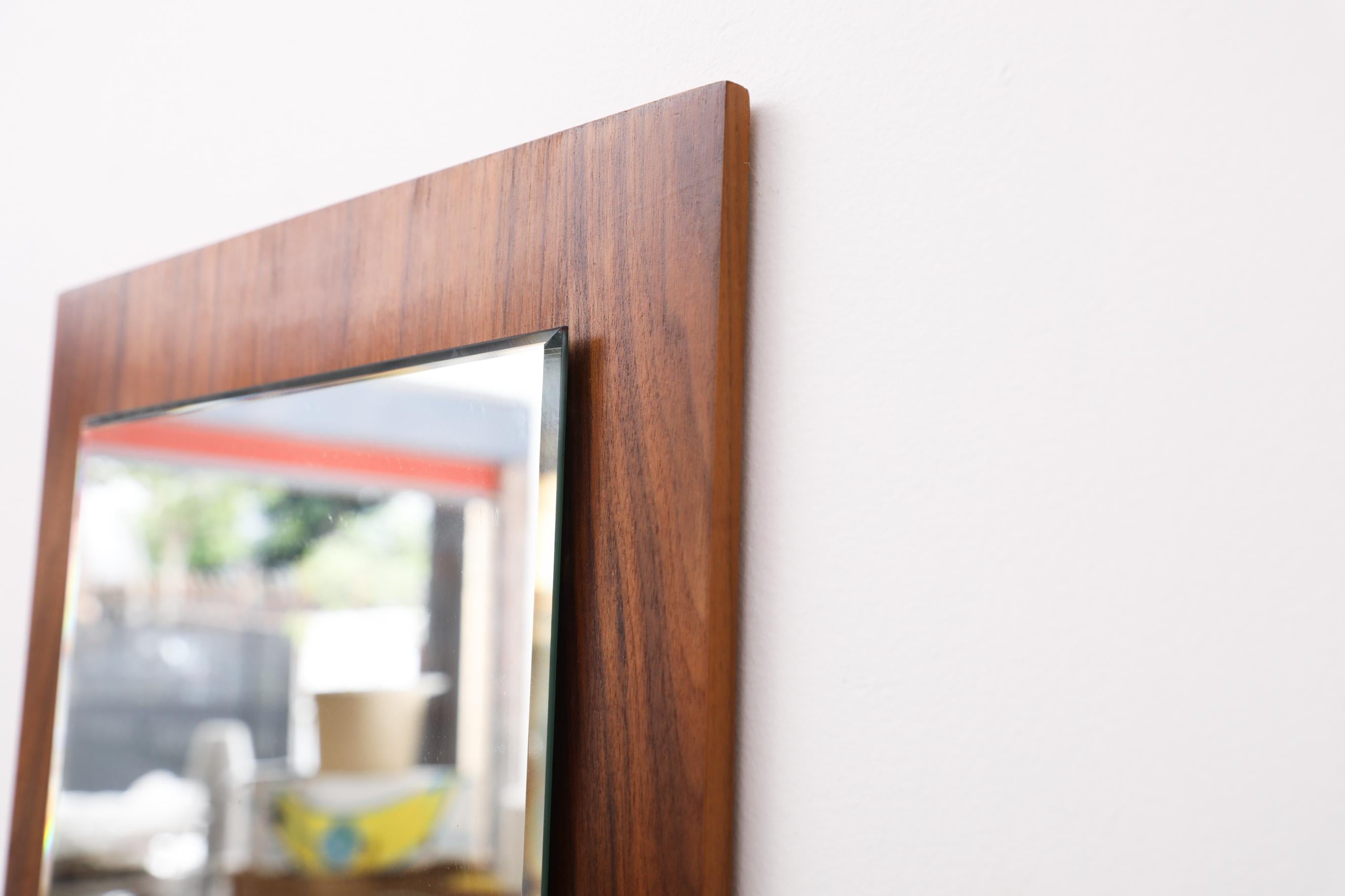 Hochgestellter rechteckiger Spiegel aus der Jahrhundertmitte auf schönem Palisanderholzrahmen im Angebot 3