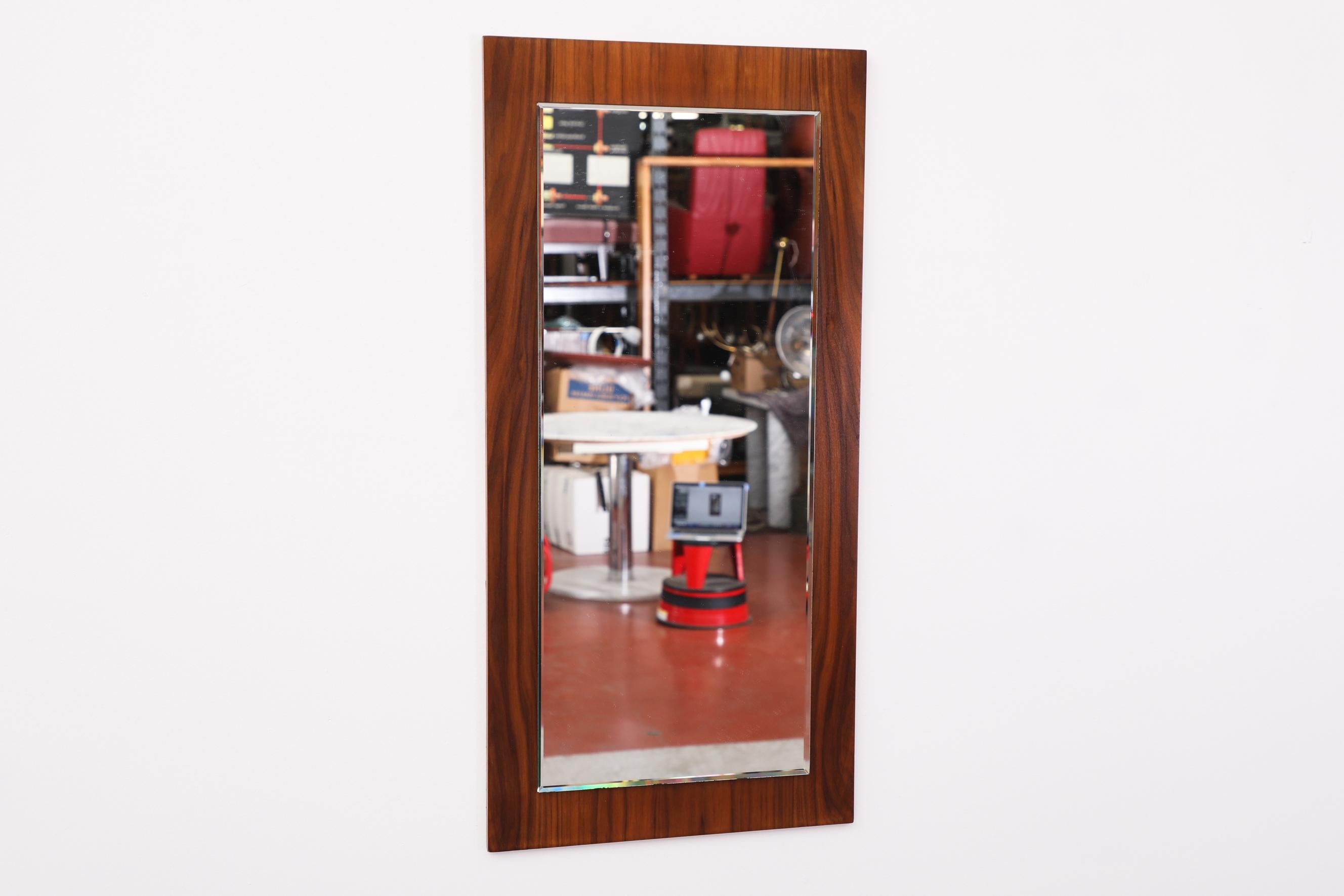 Hochgestellter rechteckiger Spiegel aus der Jahrhundertmitte auf schönem Palisanderholzrahmen im Zustand „Gut“ im Angebot in Los Angeles, CA