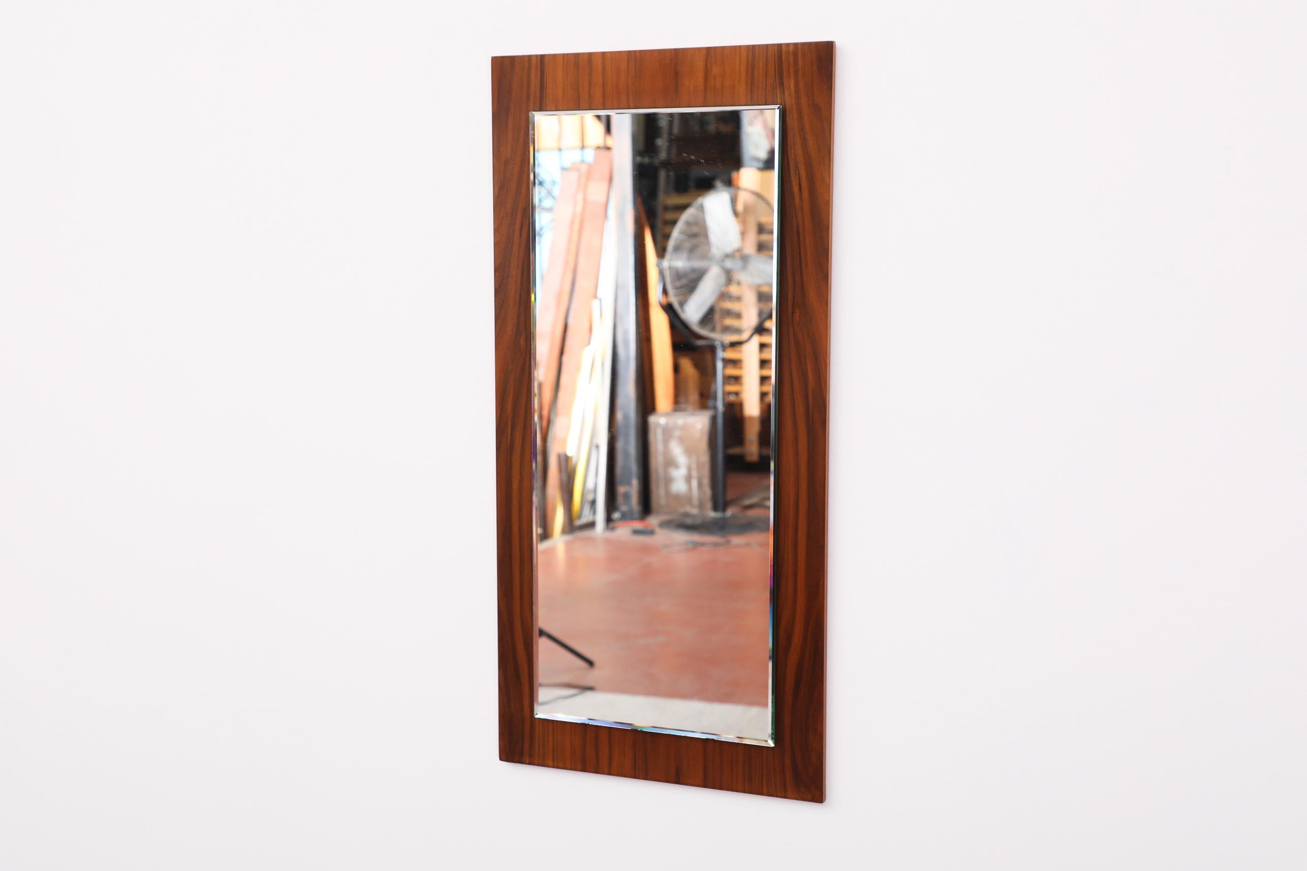 20ième siècle Miroir flottant rectangulaire surélevé du milieu du siècle dernier sur un beau cadre en bois de rose en vente