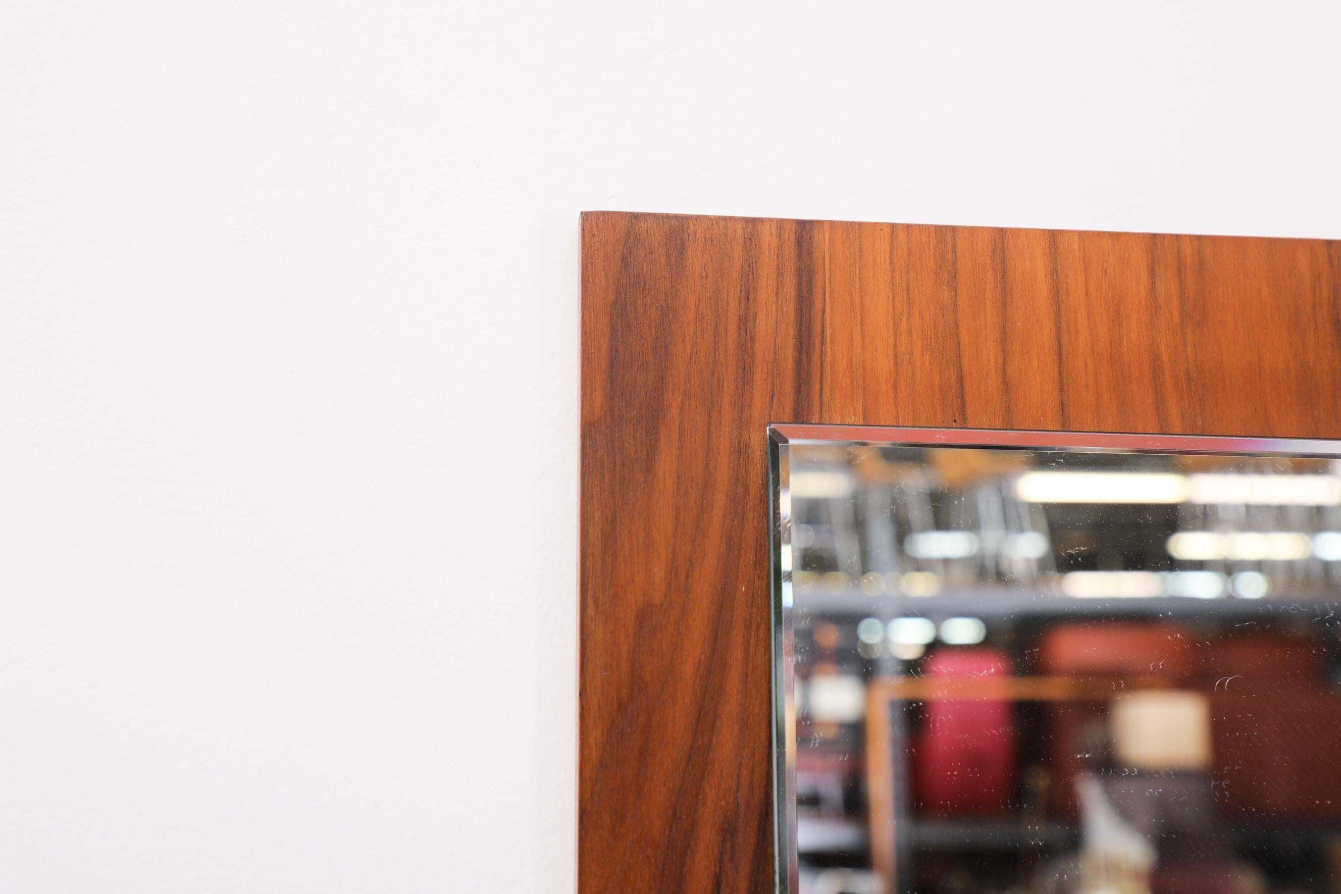 Hochgestellter rechteckiger Spiegel aus der Jahrhundertmitte auf schönem Palisanderholzrahmen im Angebot 1