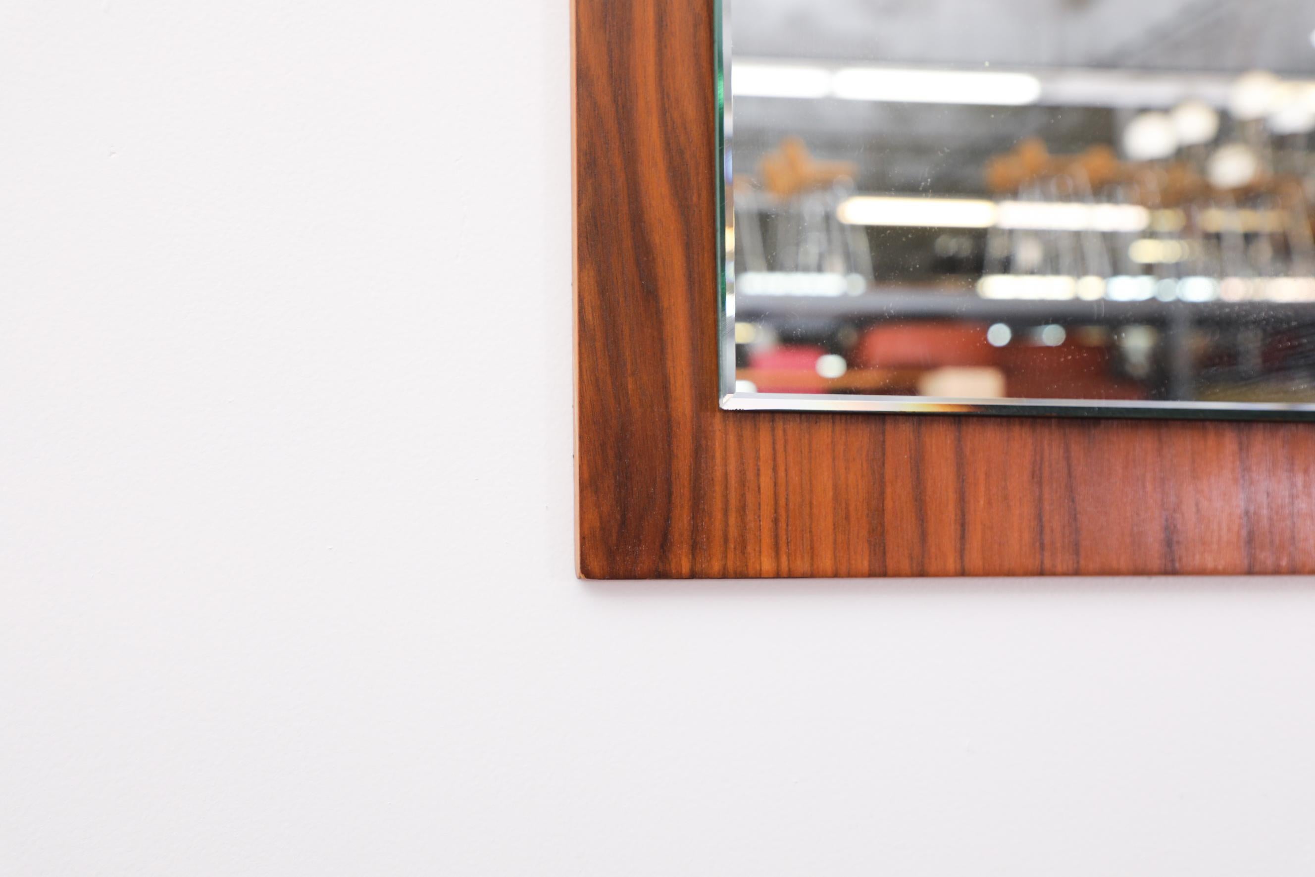 Miroir flottant rectangulaire surélevé du milieu du siècle dernier sur un beau cadre en bois de rose en vente 2