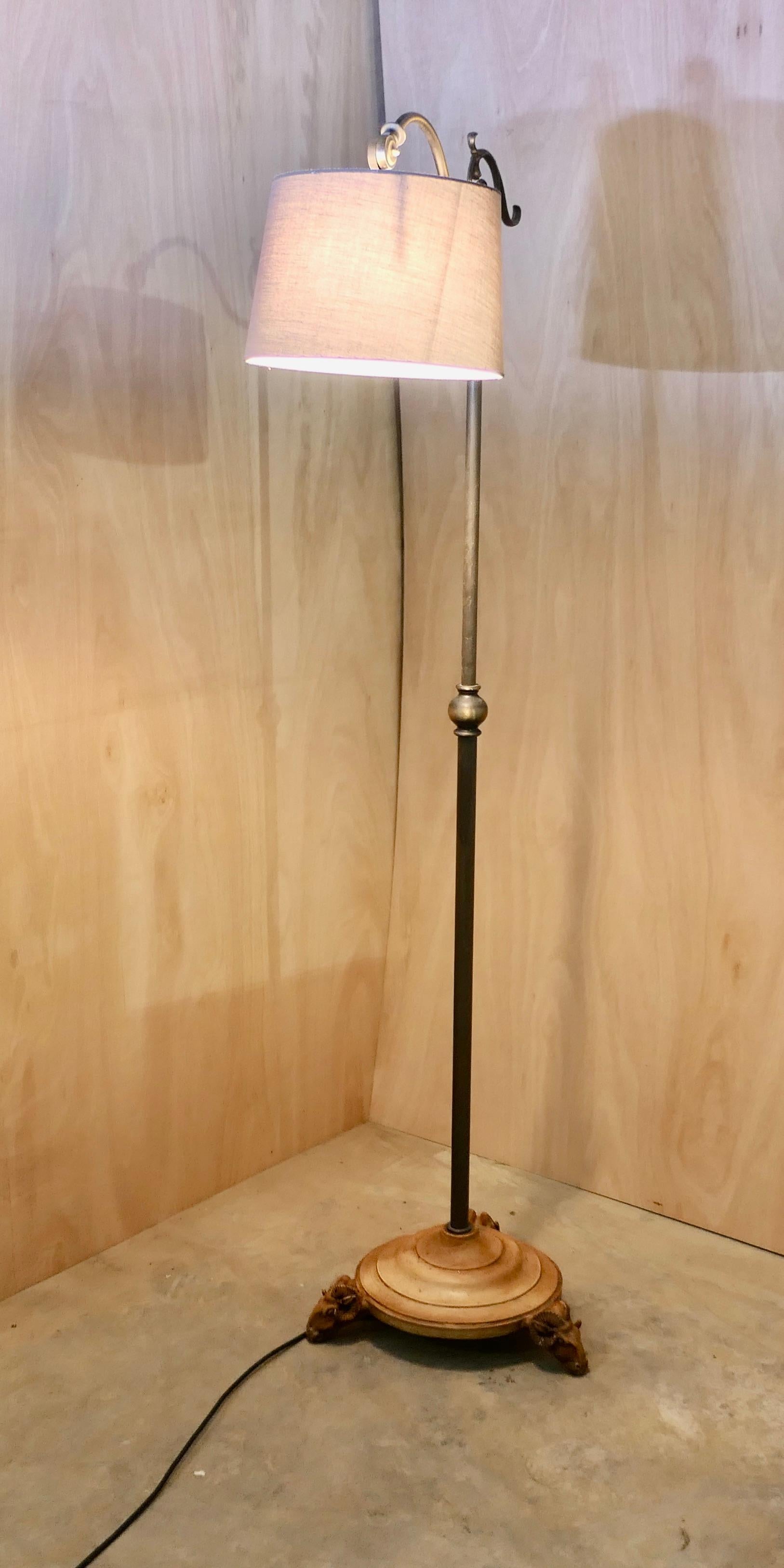Lampe de lecture sur pied inclinable à tête de bélier du milieu du siècle par David Hunt

Il s'agit d'une pièce très attrayante, la lampe a une base lourde avec des pieds en forme de tête de bélier qui supporte une colonne pleine hauteur avec un