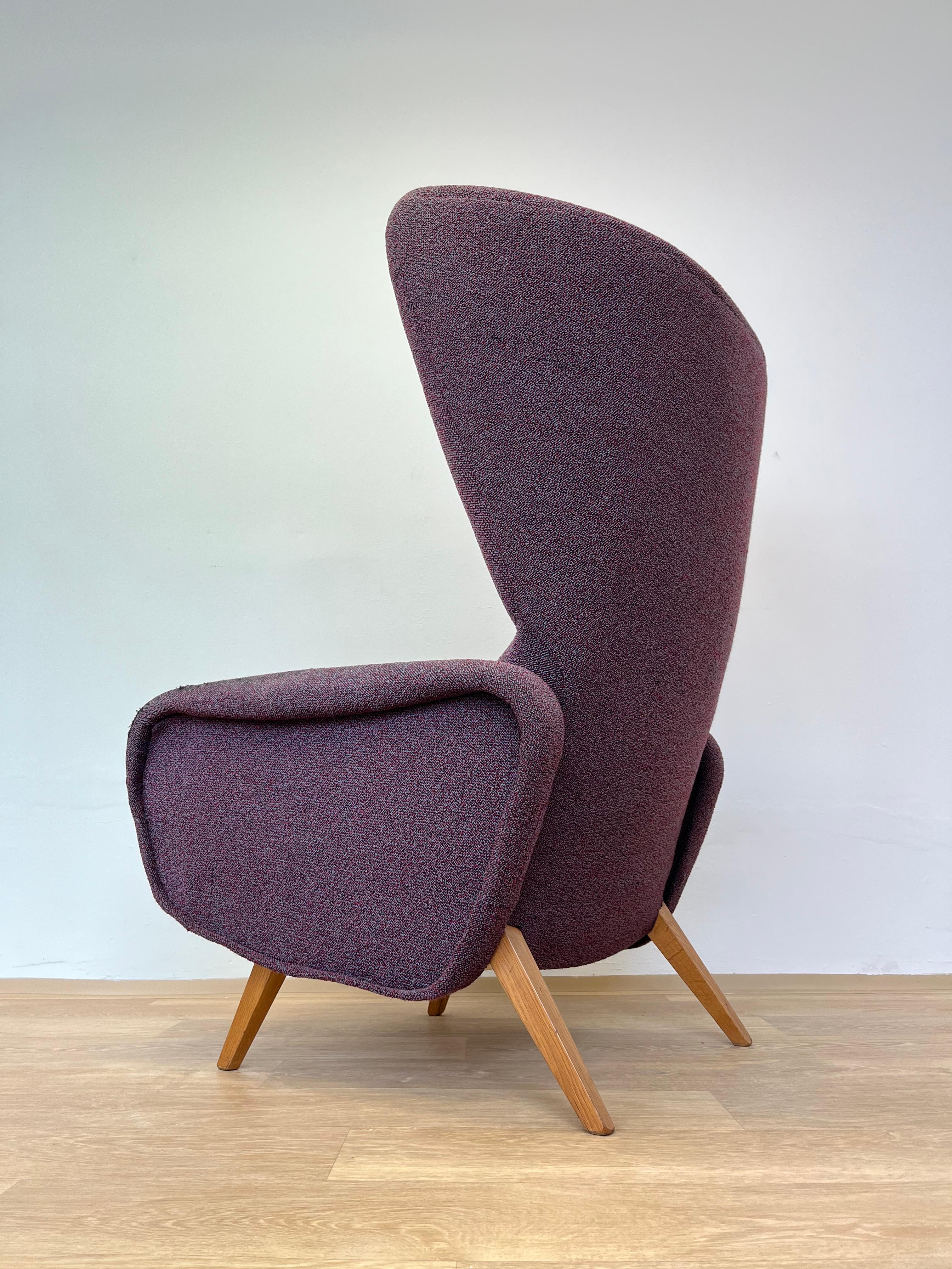 1970s
massive and beautiful design
solid, suitable for a new upholstery
original condition.