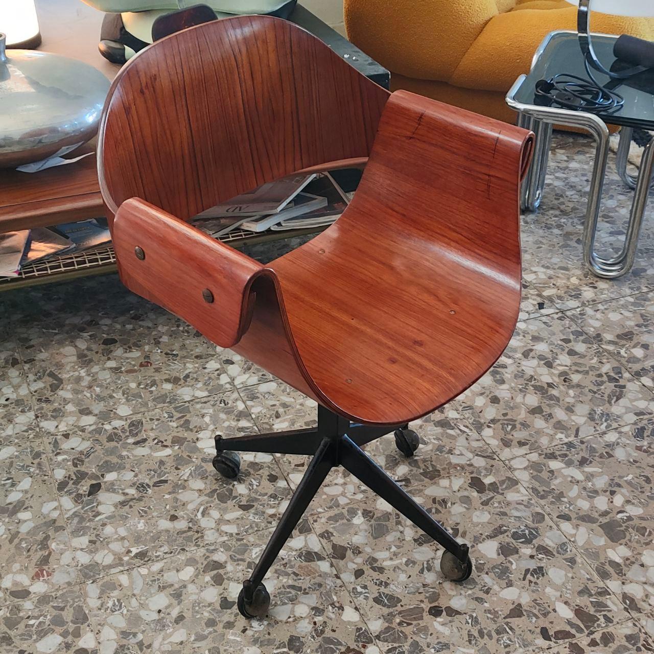 Mid-Century moderno Mid-century rare bent plywood swivel armchair by Carlo Ratti, italy, 1950s in vendita