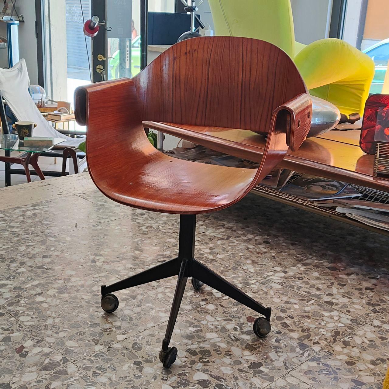 Mid-century rare bent plywood swivel armchair by Carlo Ratti, italy, 1950s In condizioni buone in vendita a Nicolosi, IT