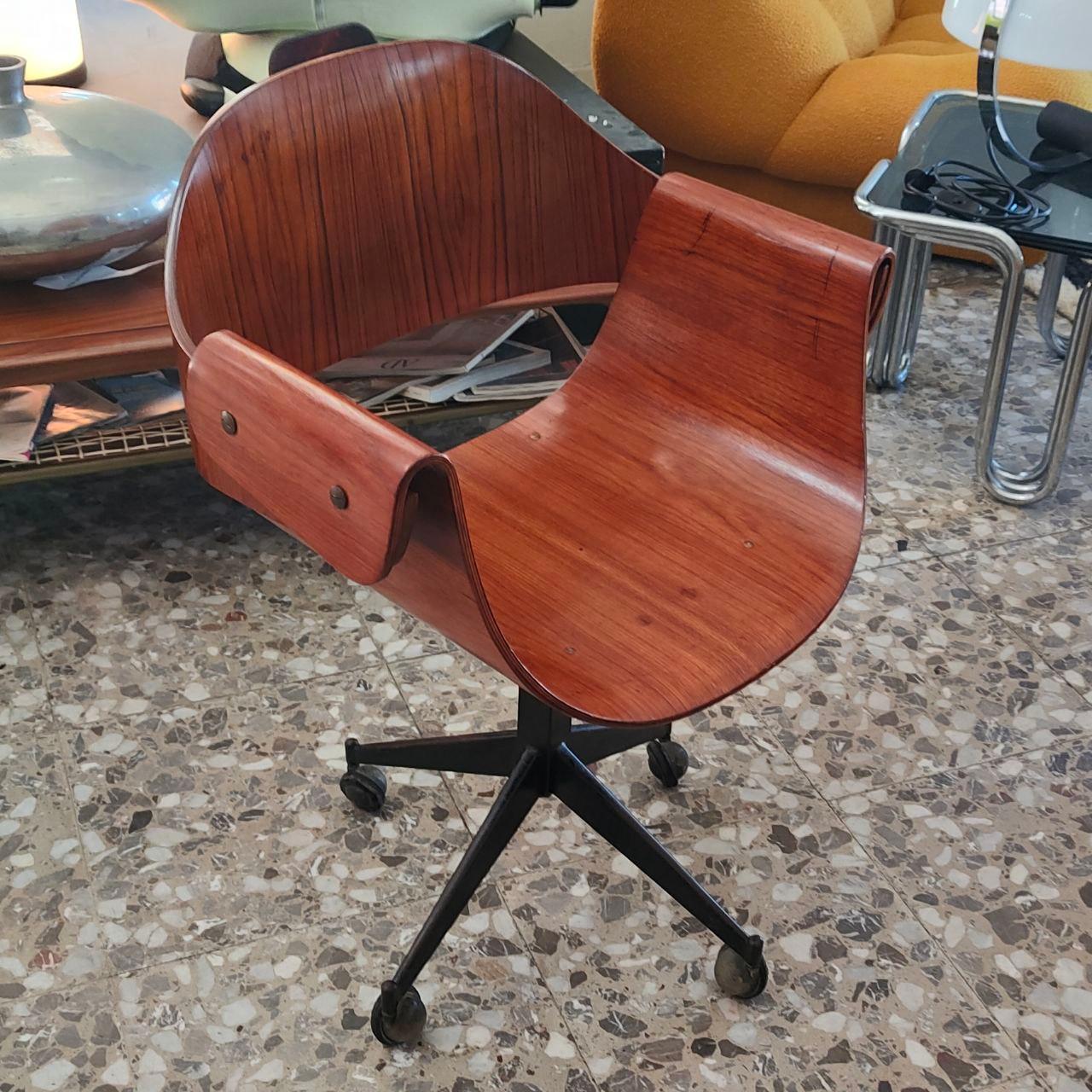 Metallo Mid-century rare bent plywood swivel armchair by Carlo Ratti, italy, 1950s in vendita