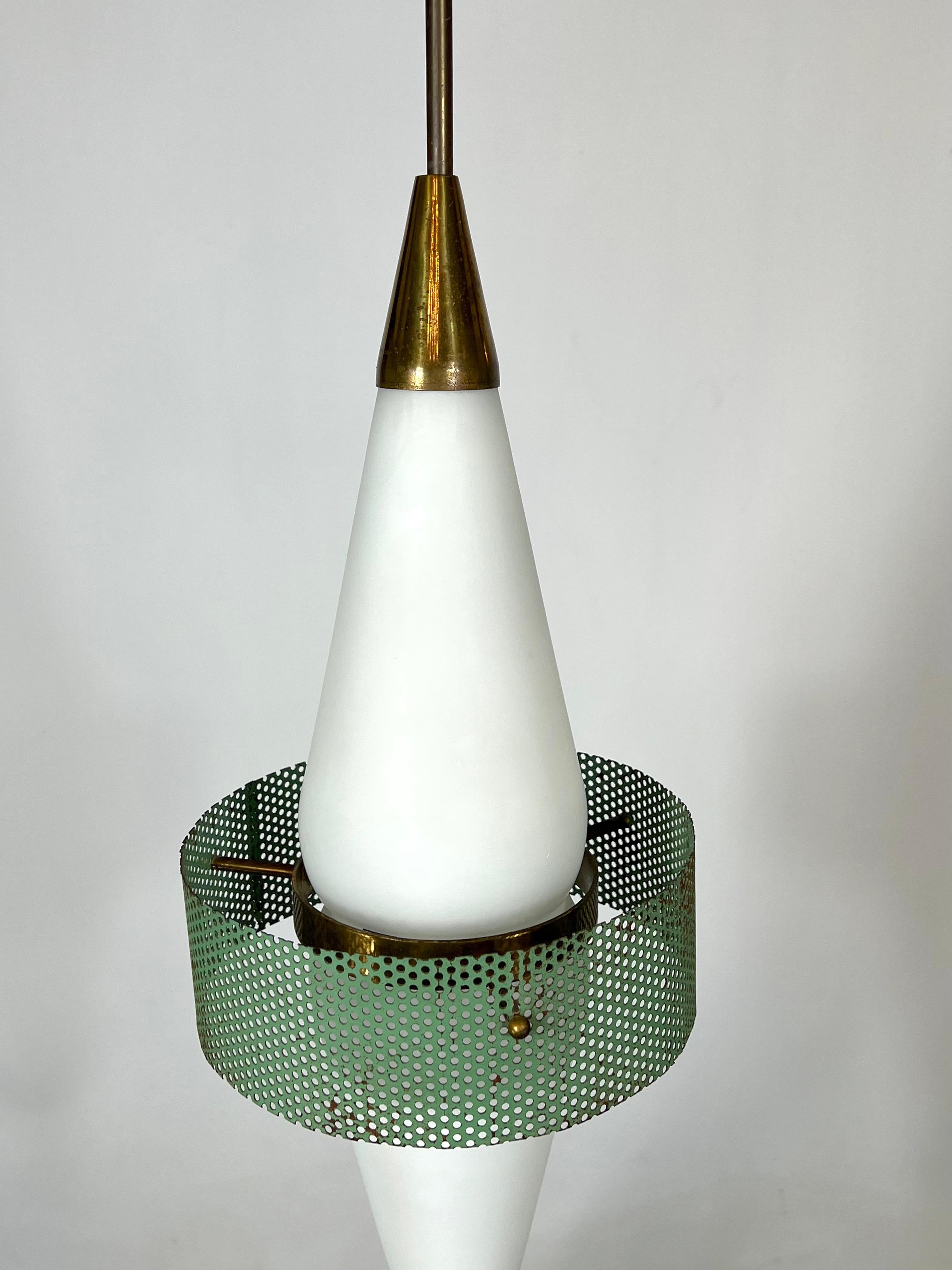 italien Lampe à suspension en laiton et verre opalin Triplex rare du milieu du siècle dernier de Stilnovo en vente