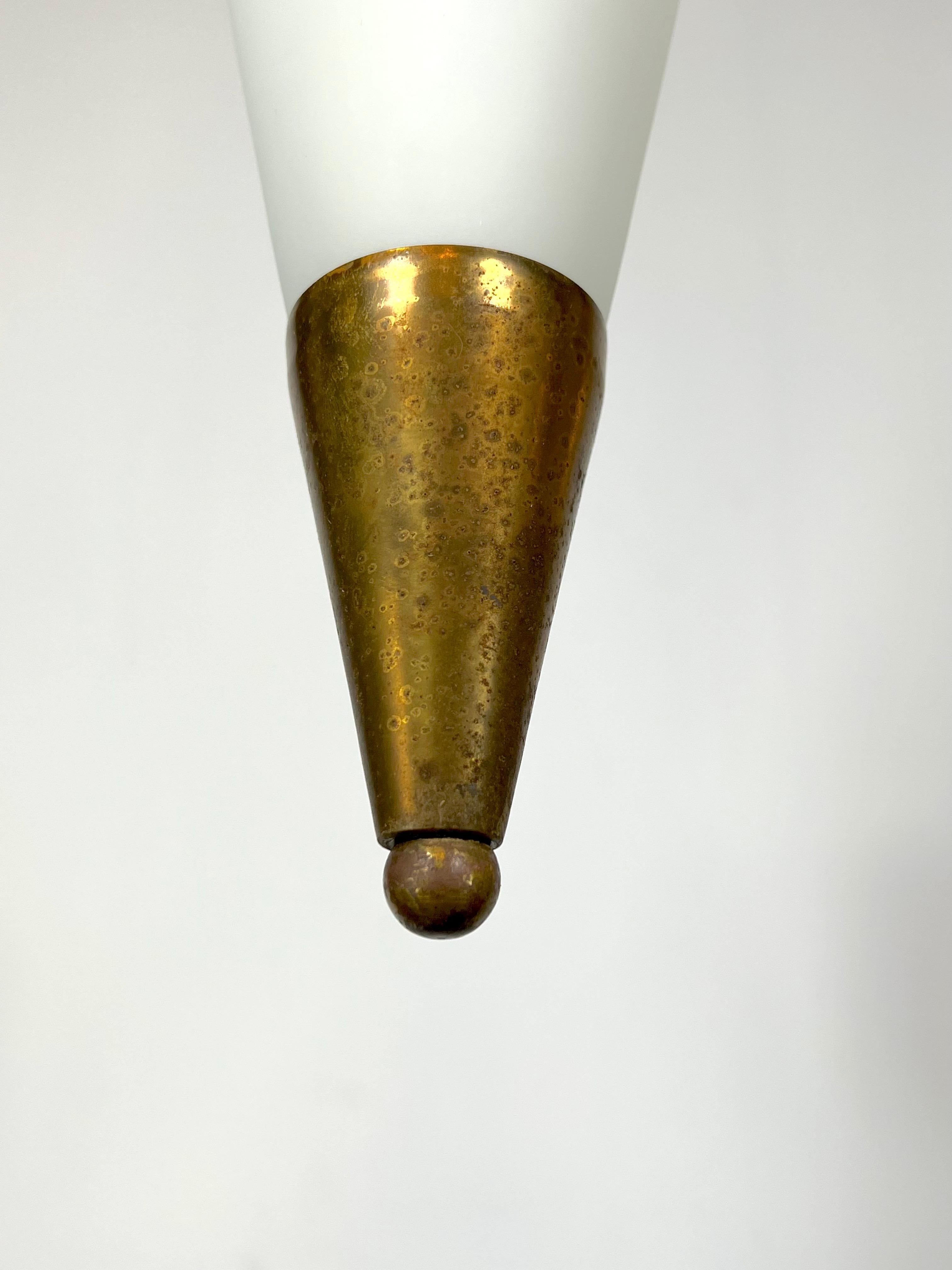 20ième siècle Lampe à suspension en laiton et verre opalin Triplex rare du milieu du siècle dernier de Stilnovo en vente
