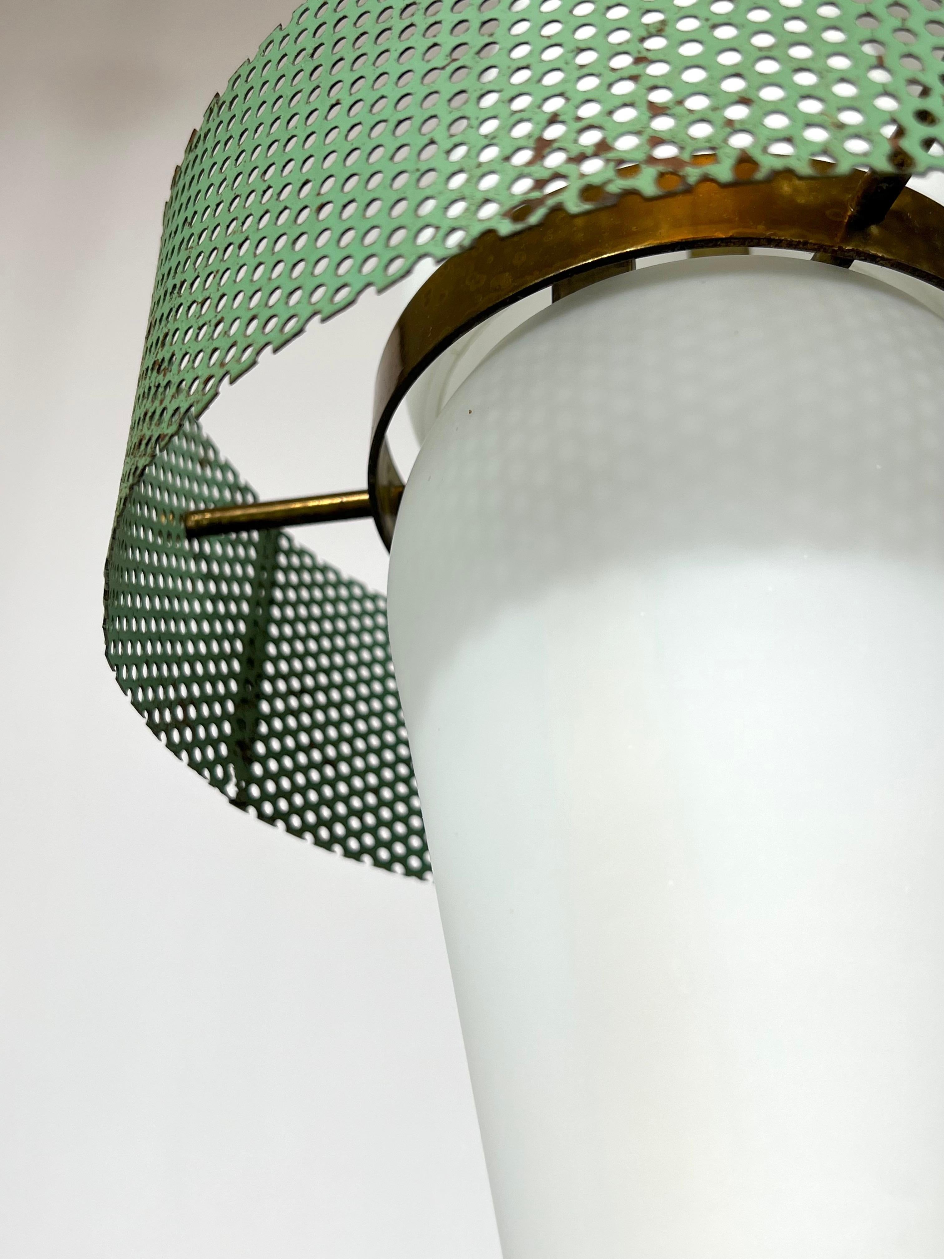 Aluminium Lampe à suspension en laiton et verre opalin Triplex rare du milieu du siècle dernier de Stilnovo en vente