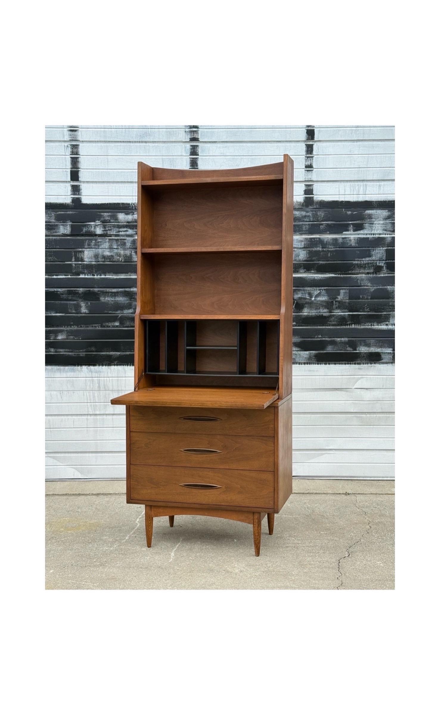 Mid-Century moderno Rara valigetta in noce Broyhill Sculptra del metà del secolo scorso in vendita