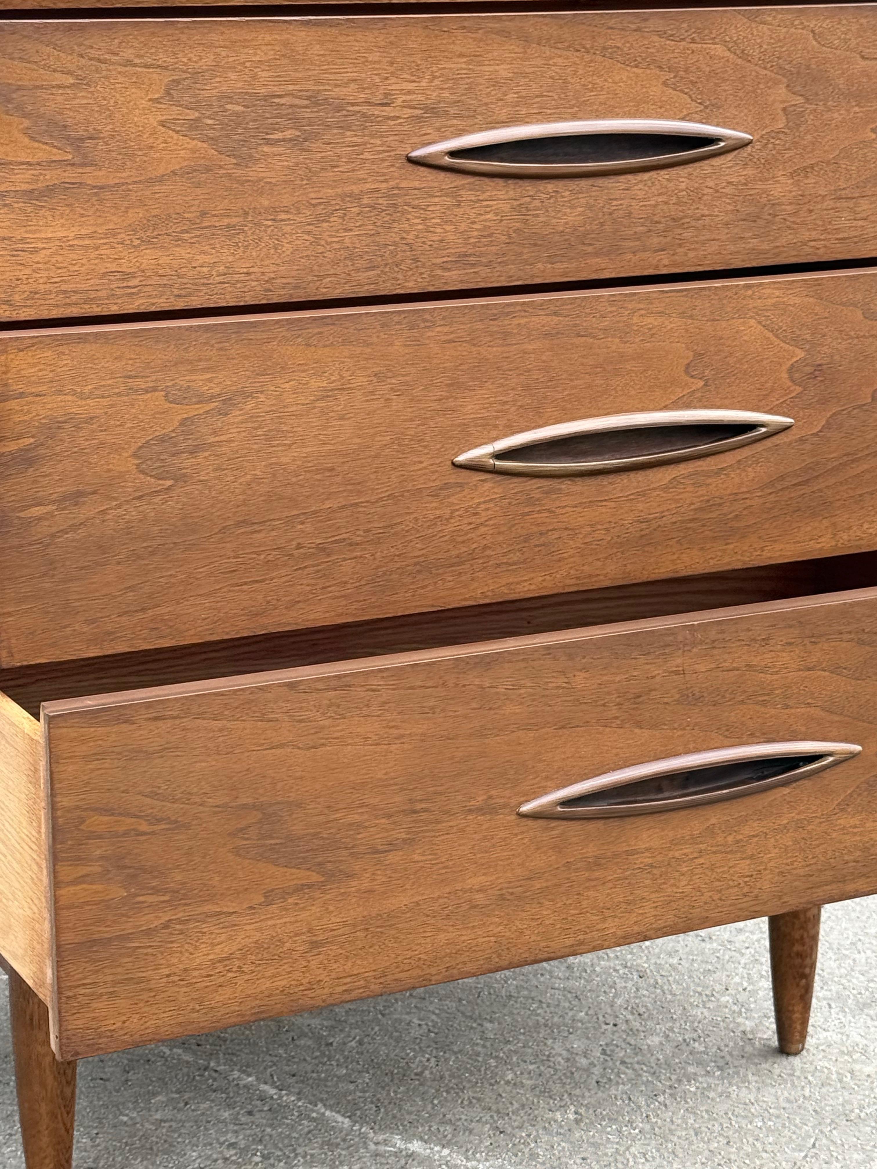 Rara valigetta in noce Broyhill Sculptra del metà del secolo scorso in vendita 2