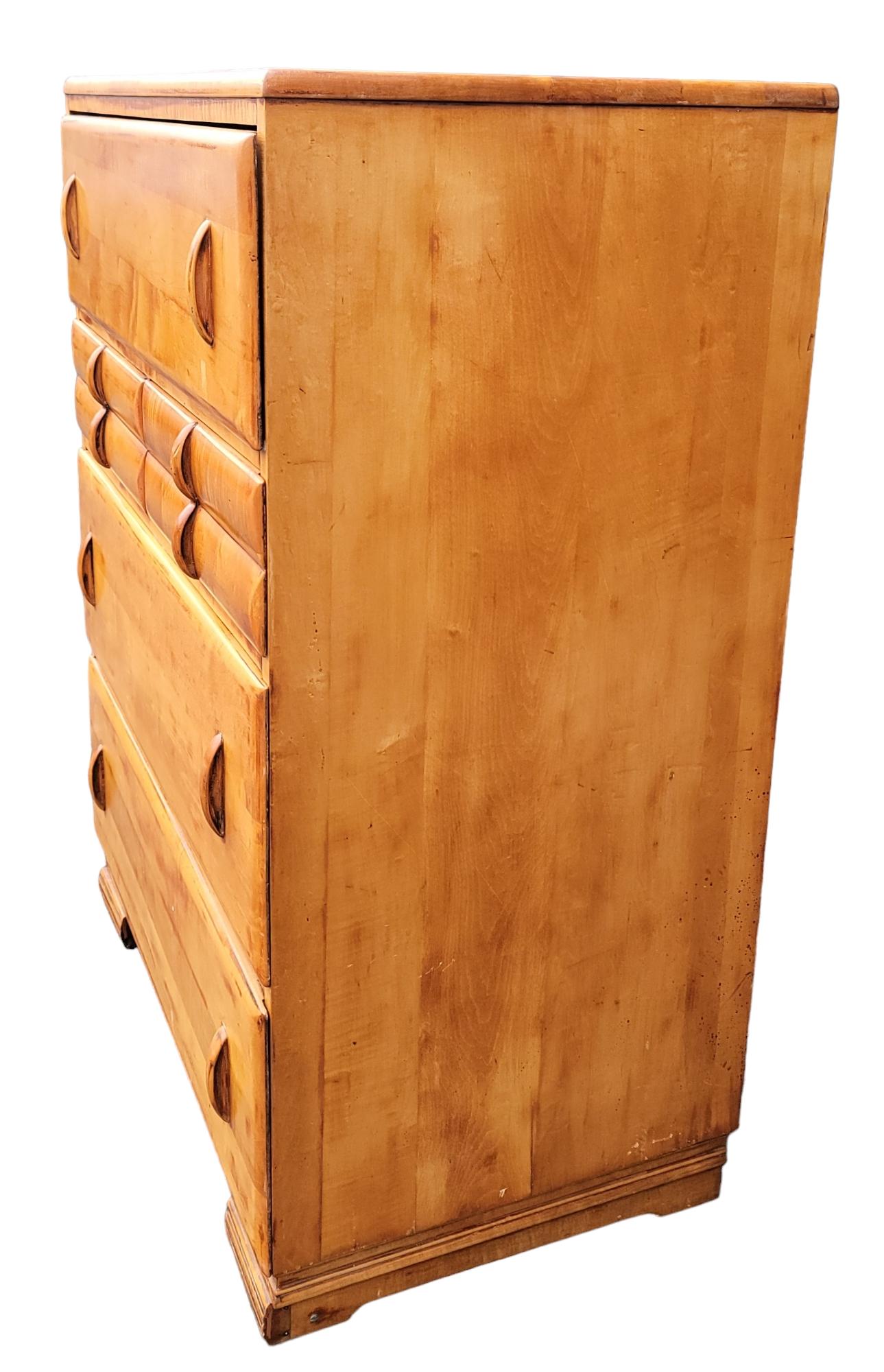 Rare commode du milieu du siècle  5 tiroirs. Le tiroir supérieur comporte des fentes dans les tiroirs qui permettent d'y ranger des sections. Chaque tiroir offre beaucoup d'espace et de possibilités d'utilisation. Dimensions approximatives - 21 de
