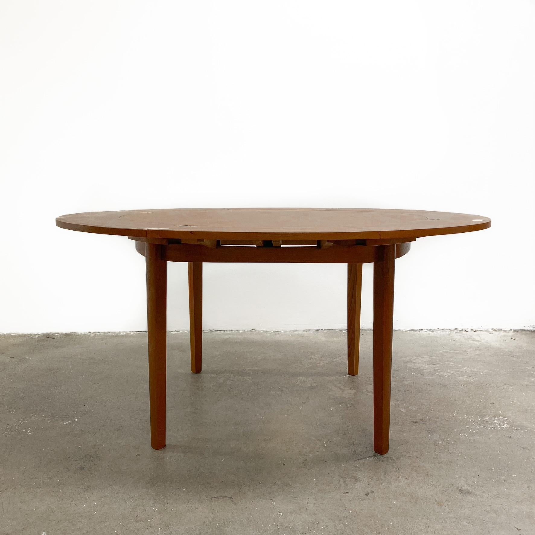 Mid Century RARE Circular TH Brown Extension Dining Table In Excellent Condition In KINGSFORD, NSW