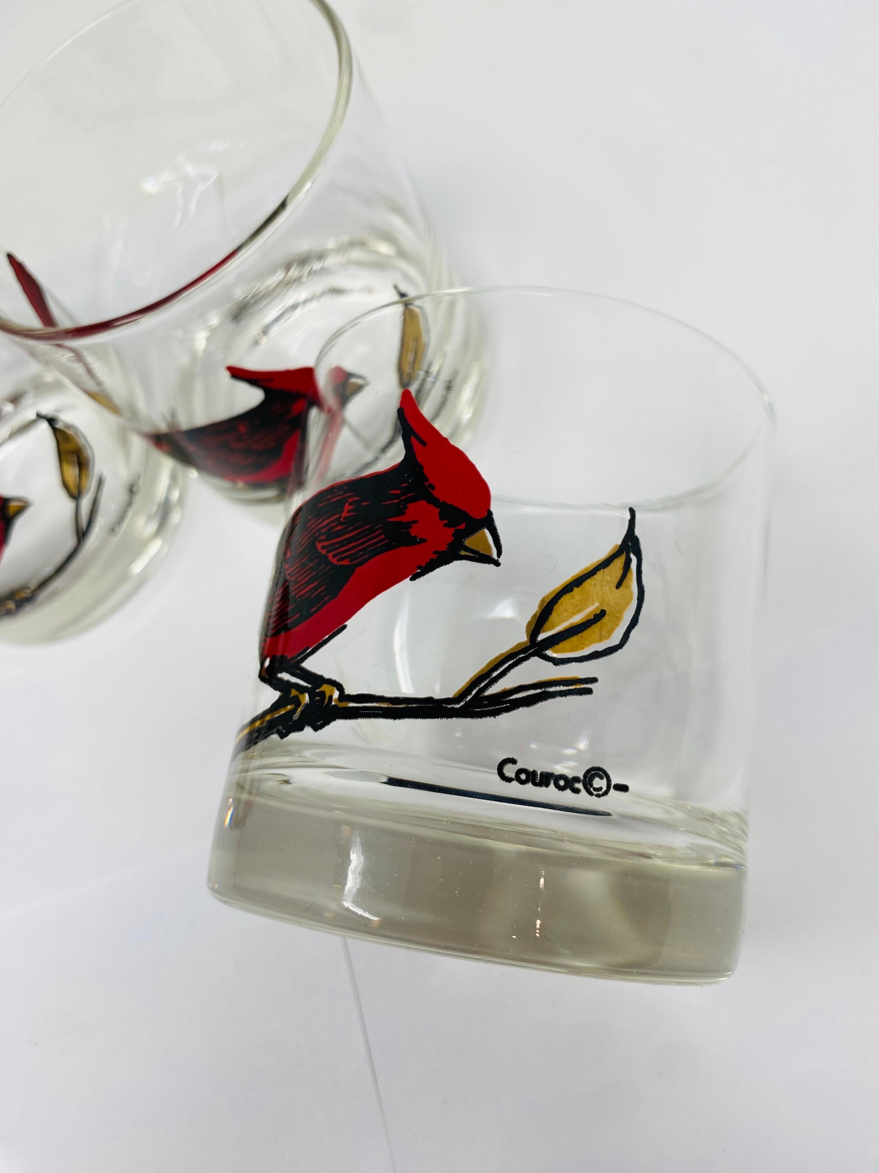 Gafas muy raras de Couroc.  Este estupendo set incluye 4 vasos con un diseño de un cardenal rojo en cada vaso.  El bonito diseño es caprichoso y modernista al mismo tiempo. Un conjunto elegante, entretenido y con estilo que añade elegancia a tu