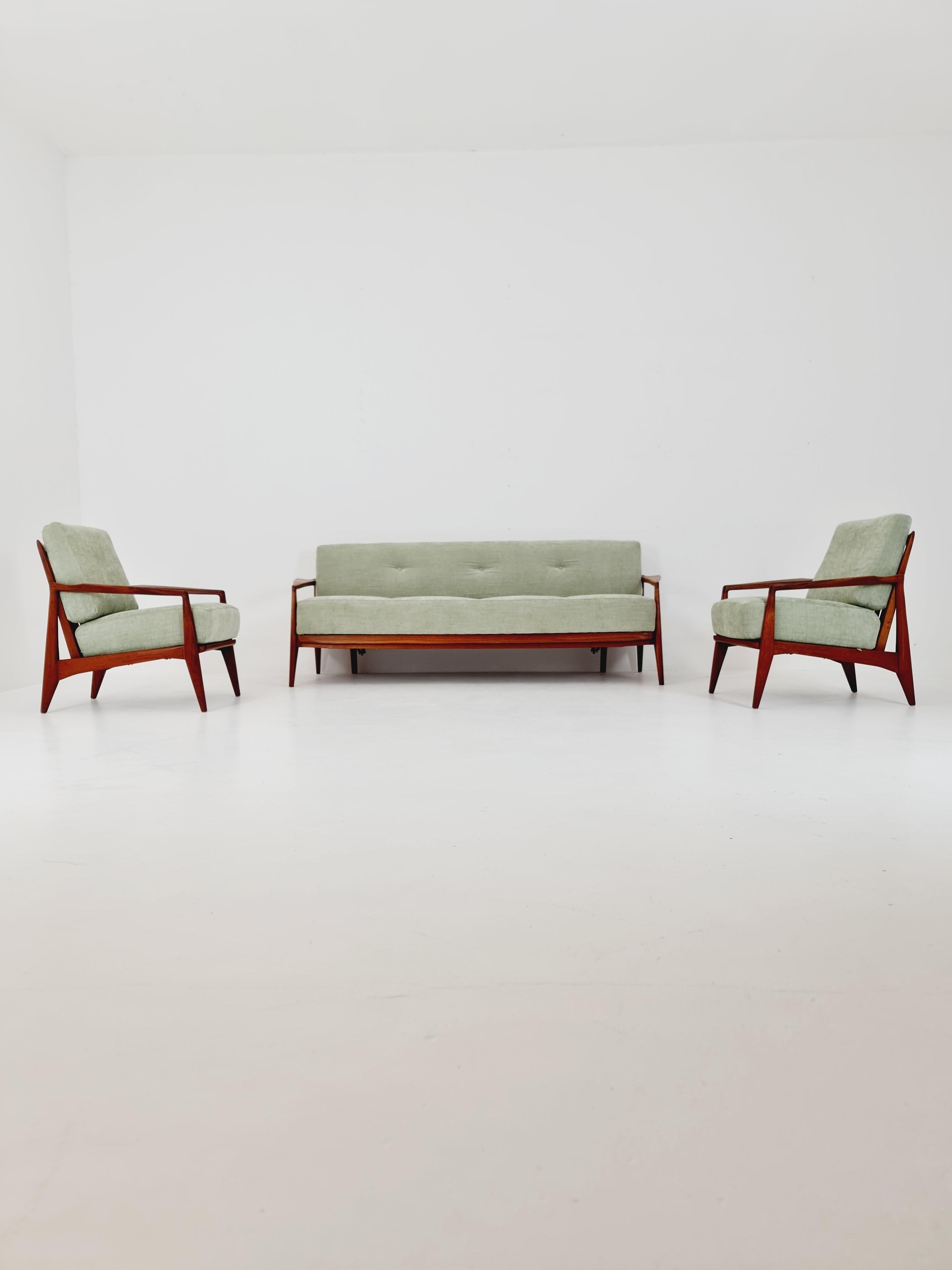 Metà secolo Rara sedia da salotto danese in teak / Easy chair , anni '50

È in ottime condizioni. Tuttavia, come per tutti gli articoli vintage, è lecito aspettarsi qualche piccolo segno di usura. 
sedile imbottito completamente restaurato con