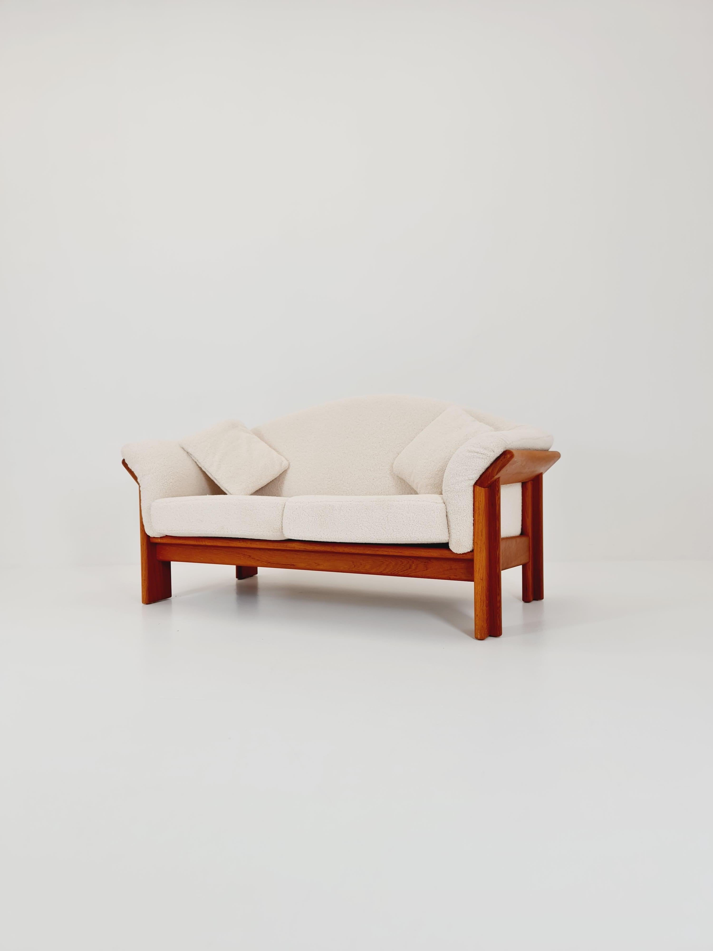 Divano da salotto in teak danese di metà secolo Raro 2 posti a sedere  Da Silkborg  1970s

Anno di progettazione: 1970s  

È in ottime condizioni. Tuttavia, come per tutti gli articoli vintage, è lecito aspettarsi qualche piccolo segno di usura.