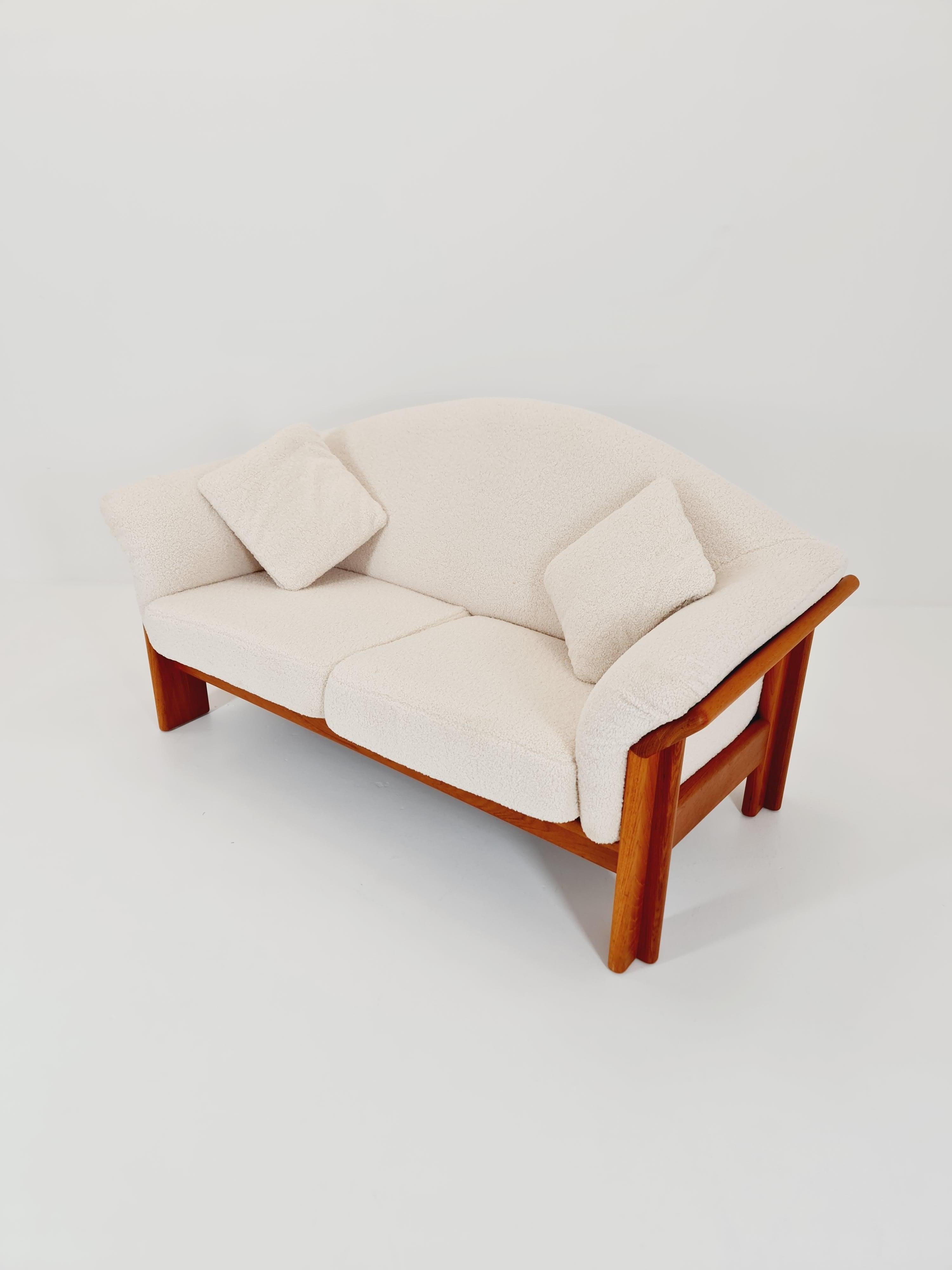 Mid-Century moderno Raro divano danese in teak a 2 posti della metà del secolo scorso, di Silkborg  1970s in vendita