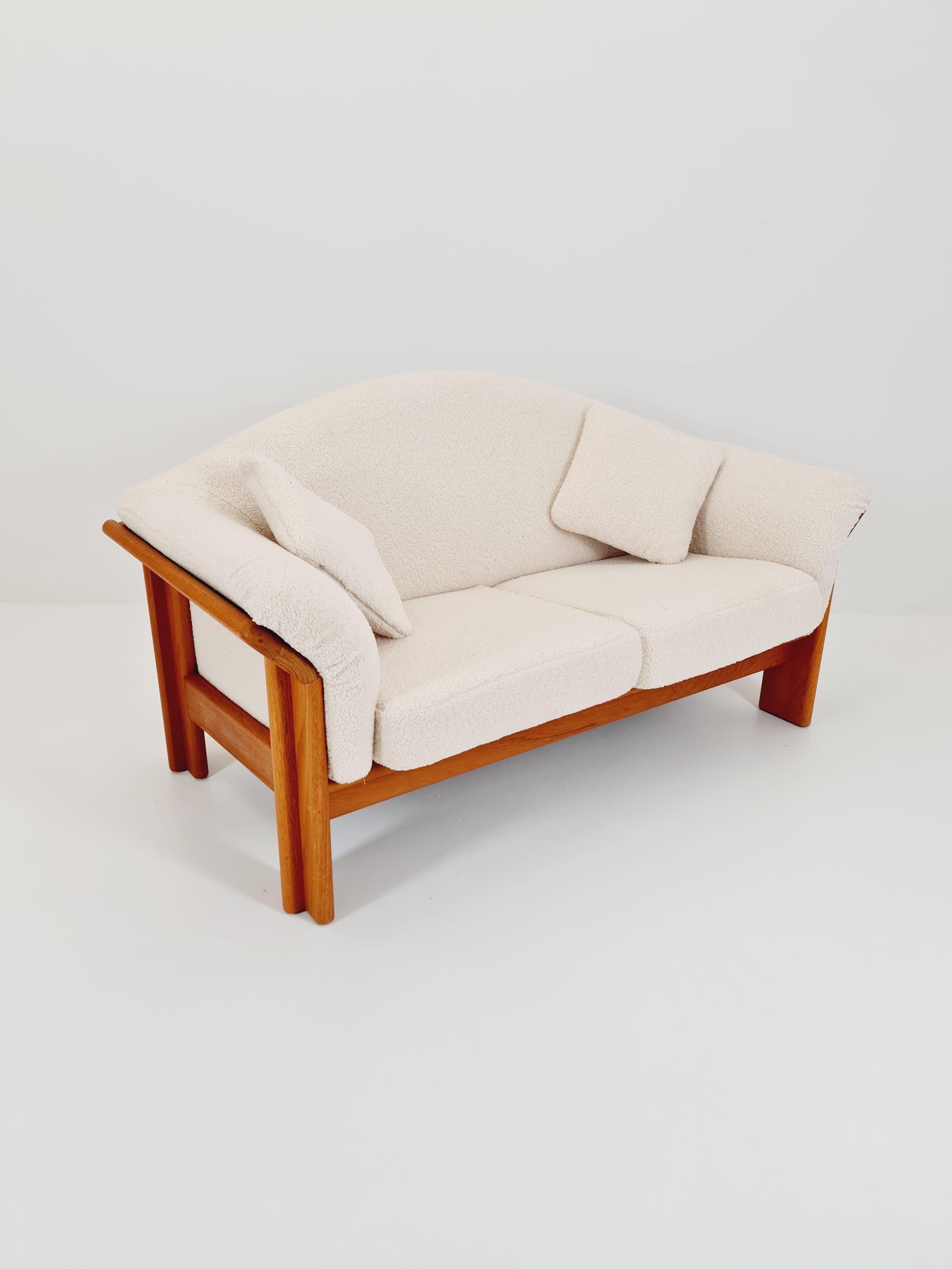 Danese Raro divano danese in teak a 2 posti della metà del secolo scorso, di Silkborg  1970s in vendita