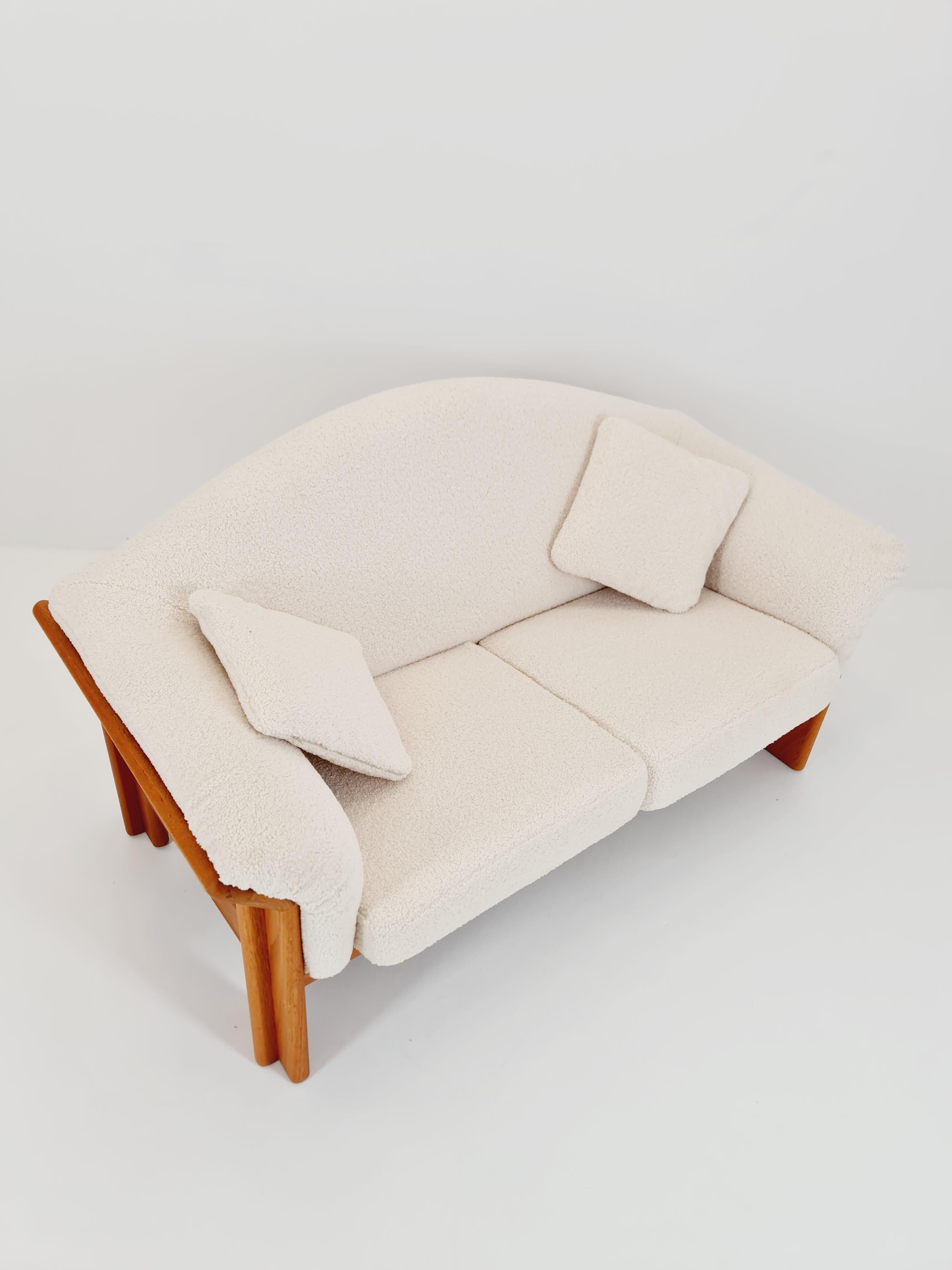 Fine XX secolo Raro divano danese in teak a 2 posti della metà del secolo scorso, di Silkborg  1970s in vendita
