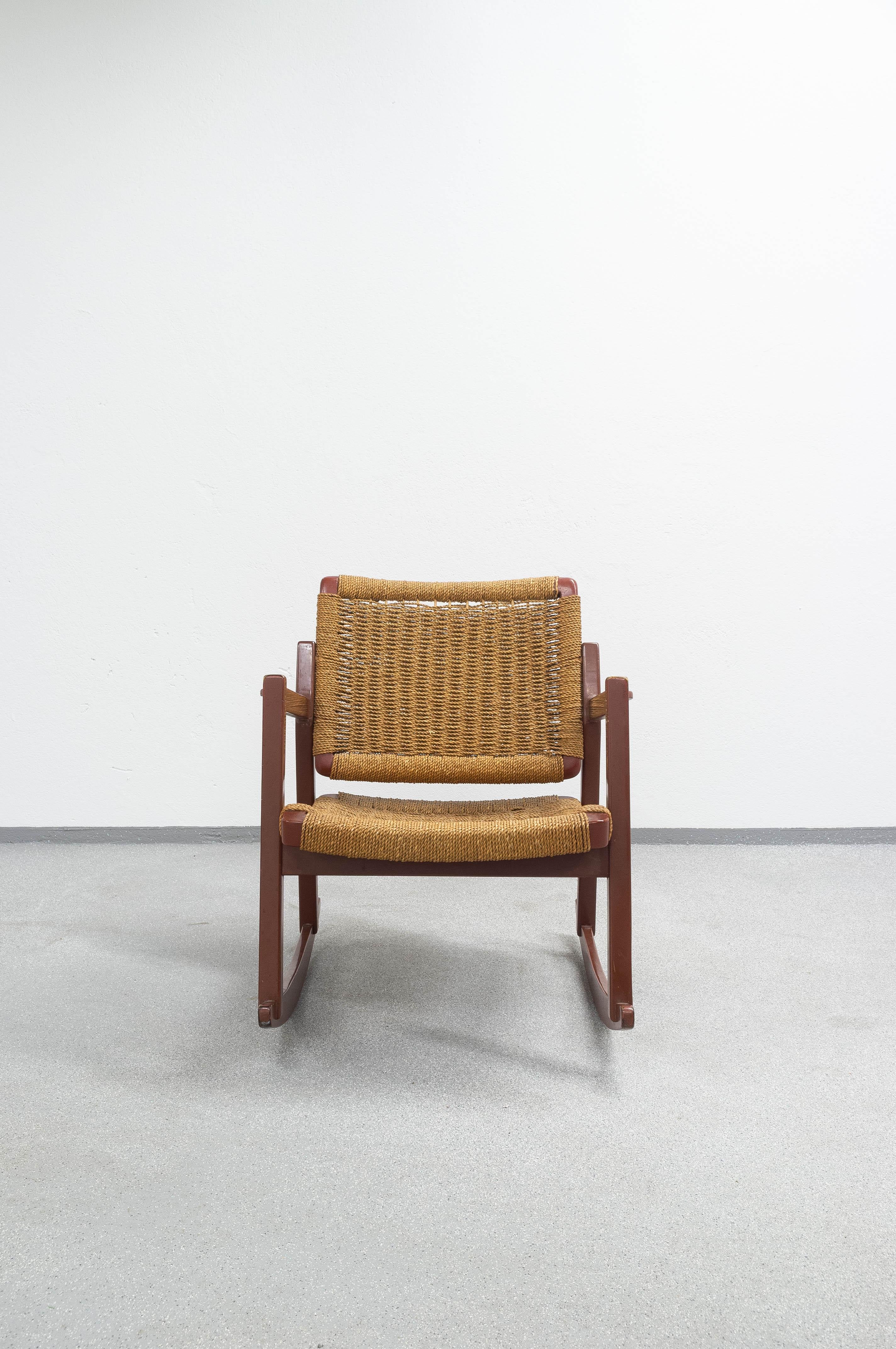 Midcentury rare hemp woven rocking chair by Alf Sture, produced for Hiorth & Østlyngen.

Alf Sture (1915-2000)
Education: 1940 Statens Håndverks- og Kunstindustriskole.
Selected awards: 1979 Møbelbransjens kolleksjonspris

Furniture designer