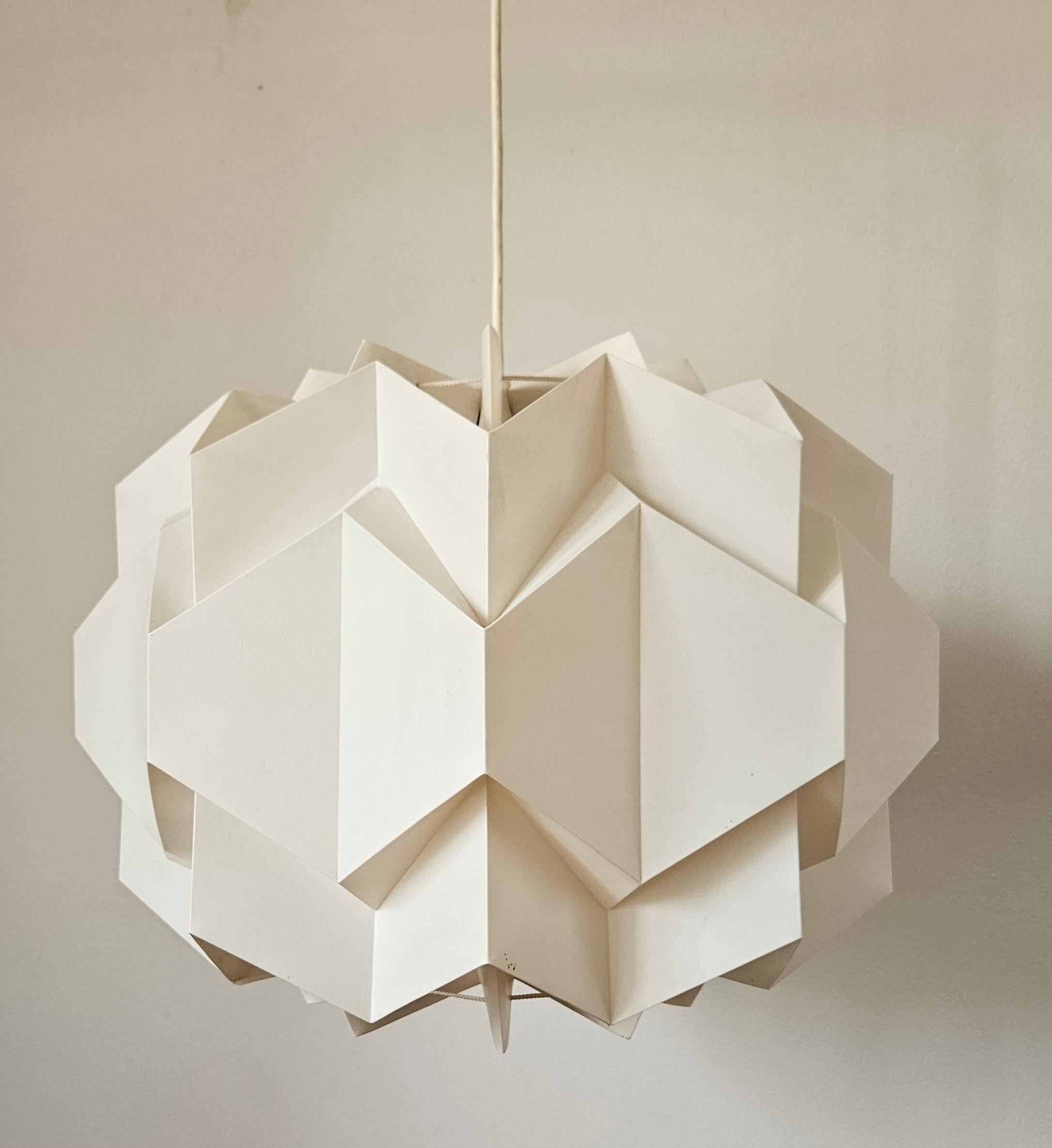 Rare pendentif de grande taille du milieu du siècle, style Le Klint, Danemark, années 1970 en vente 3