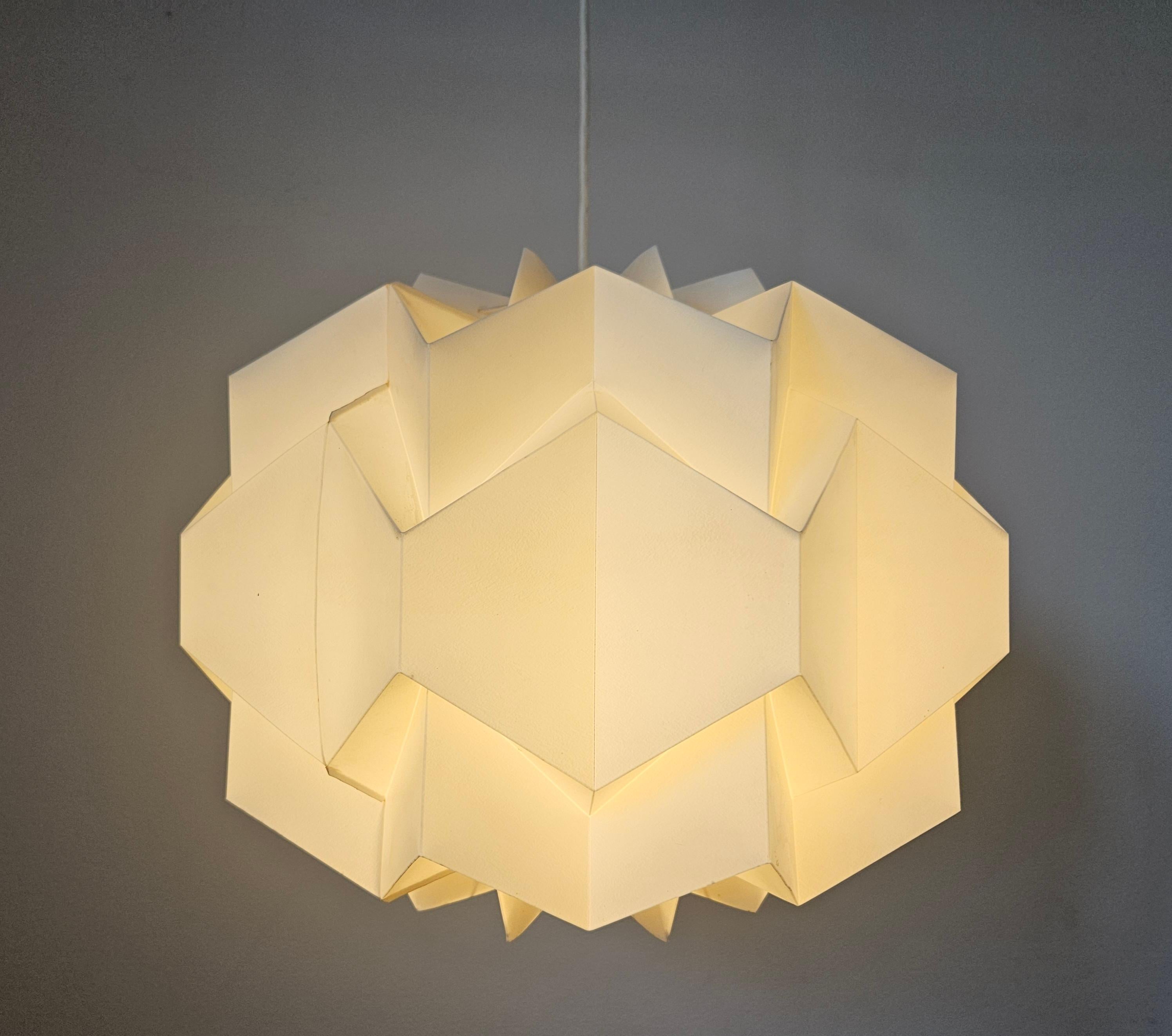 Rare pendentif de grande taille du milieu du siècle, style Le Klint, Danemark, années 1970 en vente 4