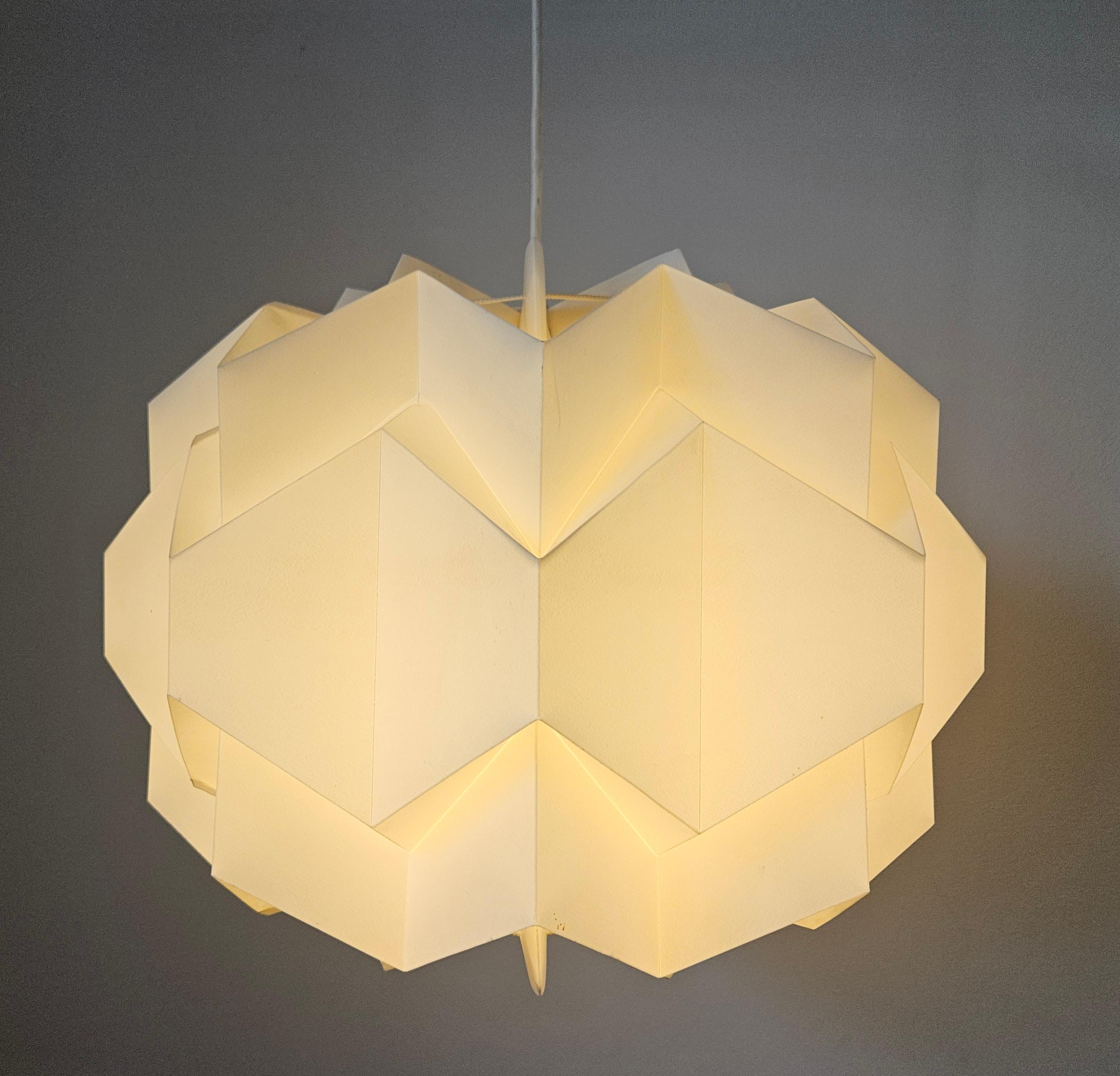 Rare pendentif de grande taille du milieu du siècle, style Le Klint, Danemark, années 1970 en vente 5