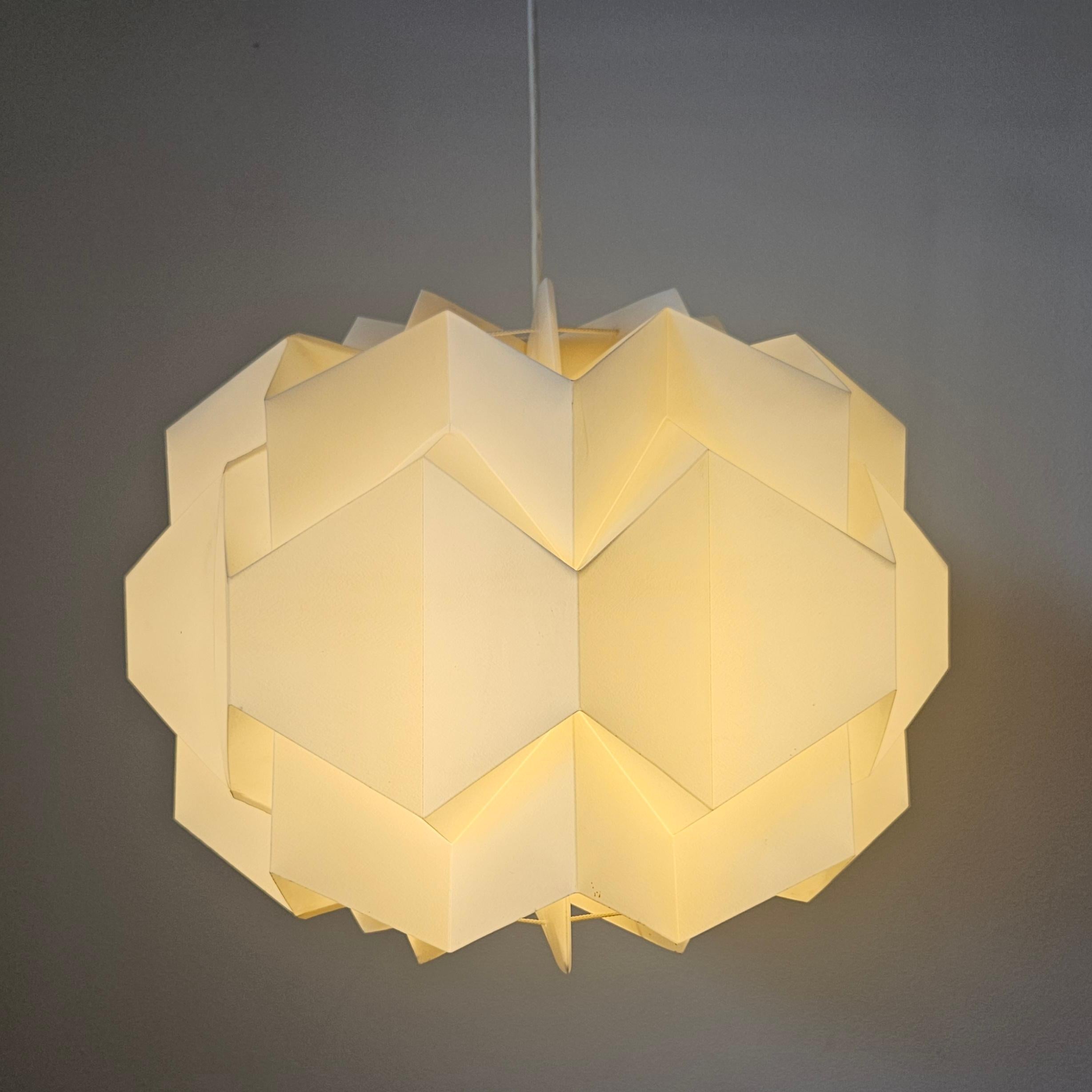 Rare pendentif de grande taille du milieu du siècle, style Le Klint, Danemark, années 1970 en vente 6