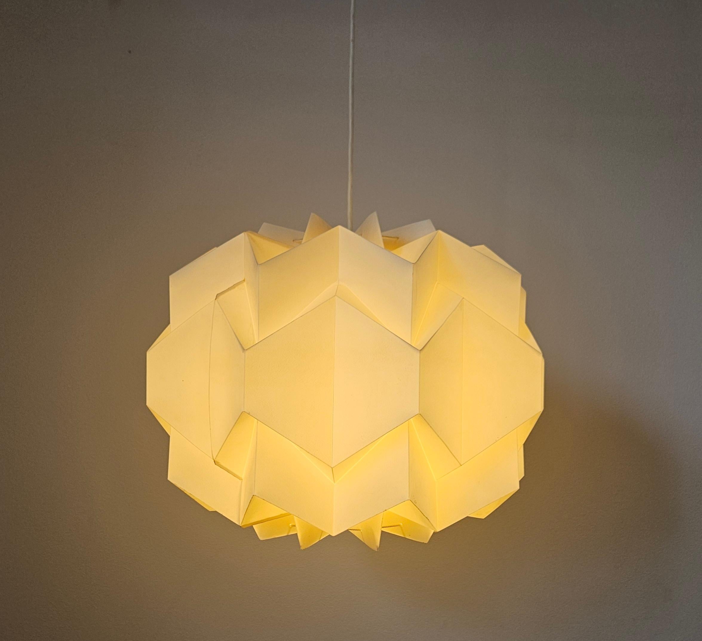 Rare pendentif de grande taille du milieu du siècle, style Le Klint, Danemark, années 1970 en vente 10