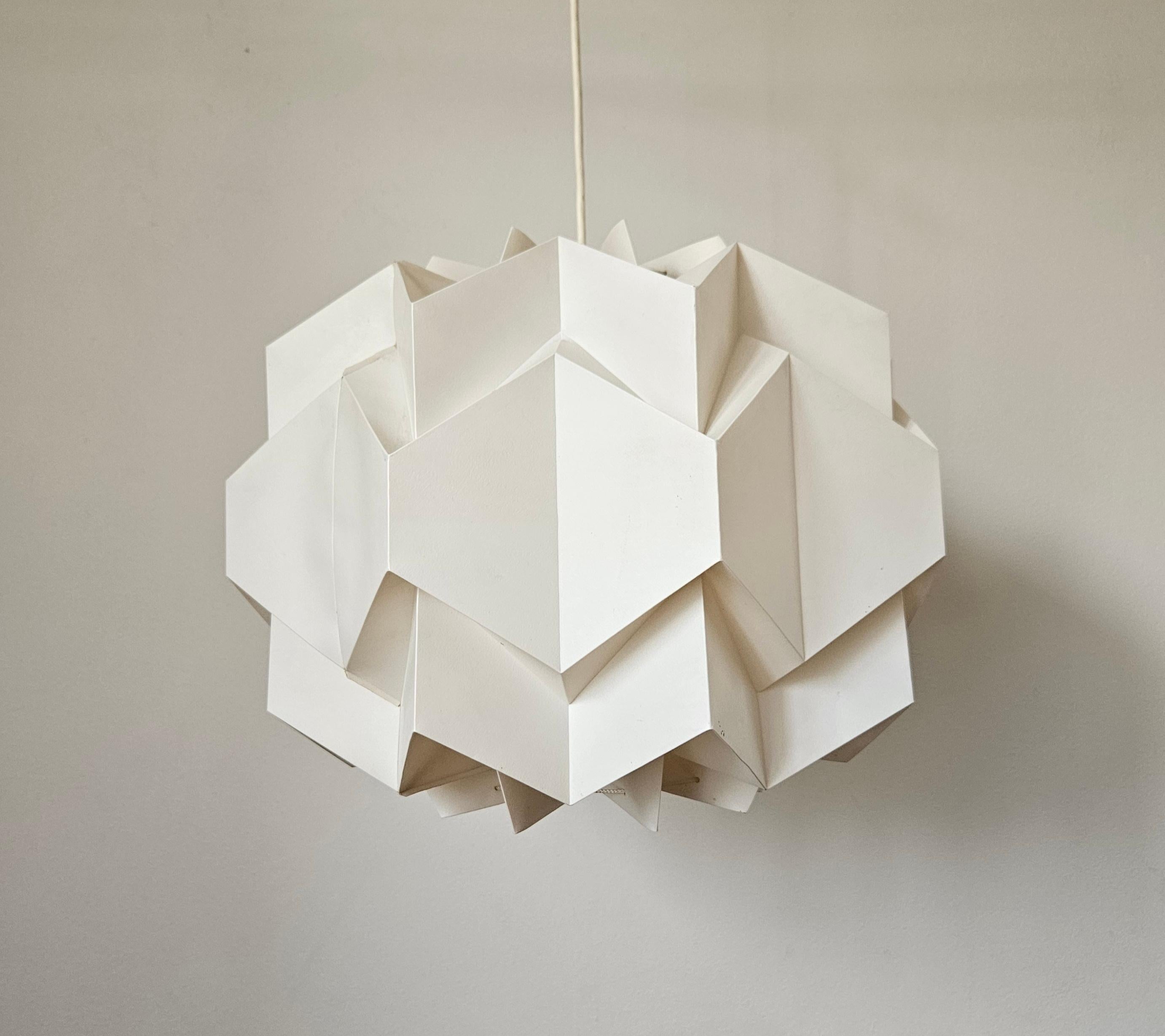 Plastique Rare pendentif de grande taille du milieu du siècle, style Le Klint, Danemark, années 1970 en vente