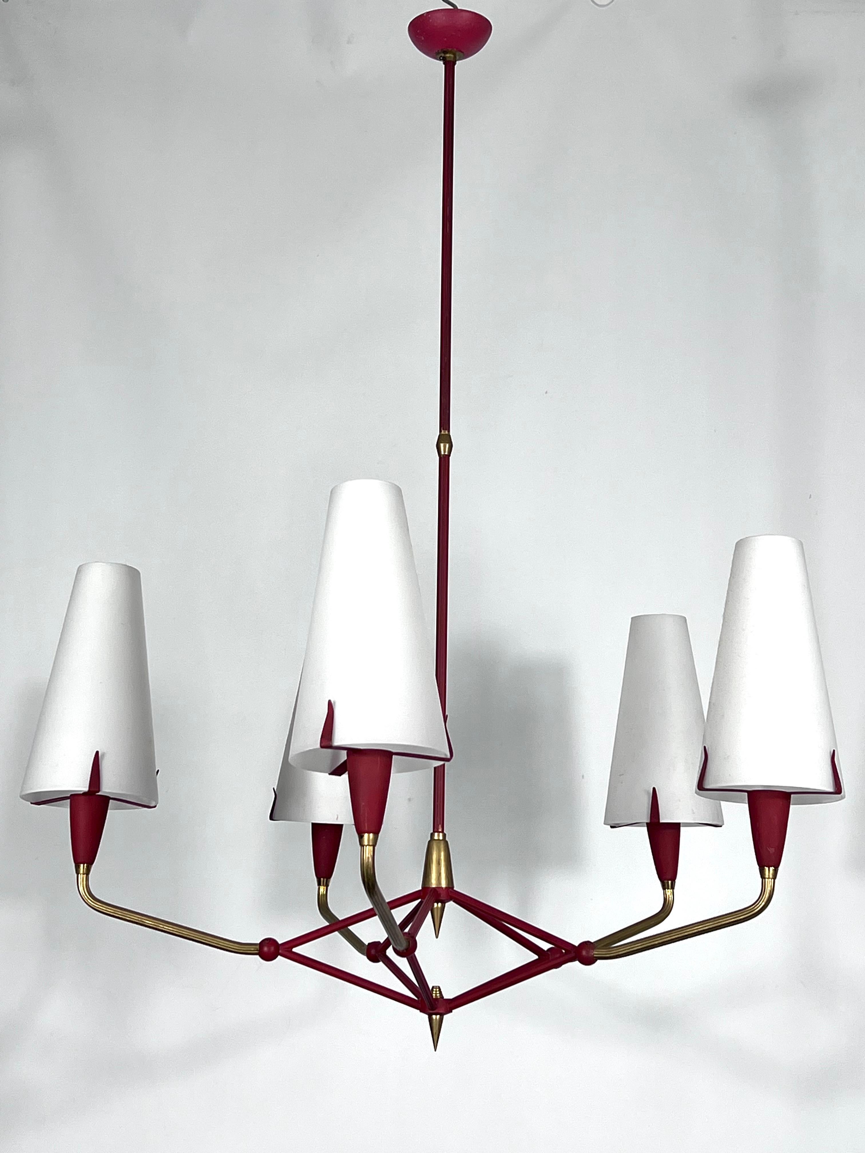 Great vintage original condition with patina on the brass and trace of age and use for this rare large chandelier attributable to Stilnovo and produced in Italy during the 50s. It is made from brass, red lacquer and duplex opaline glass with no