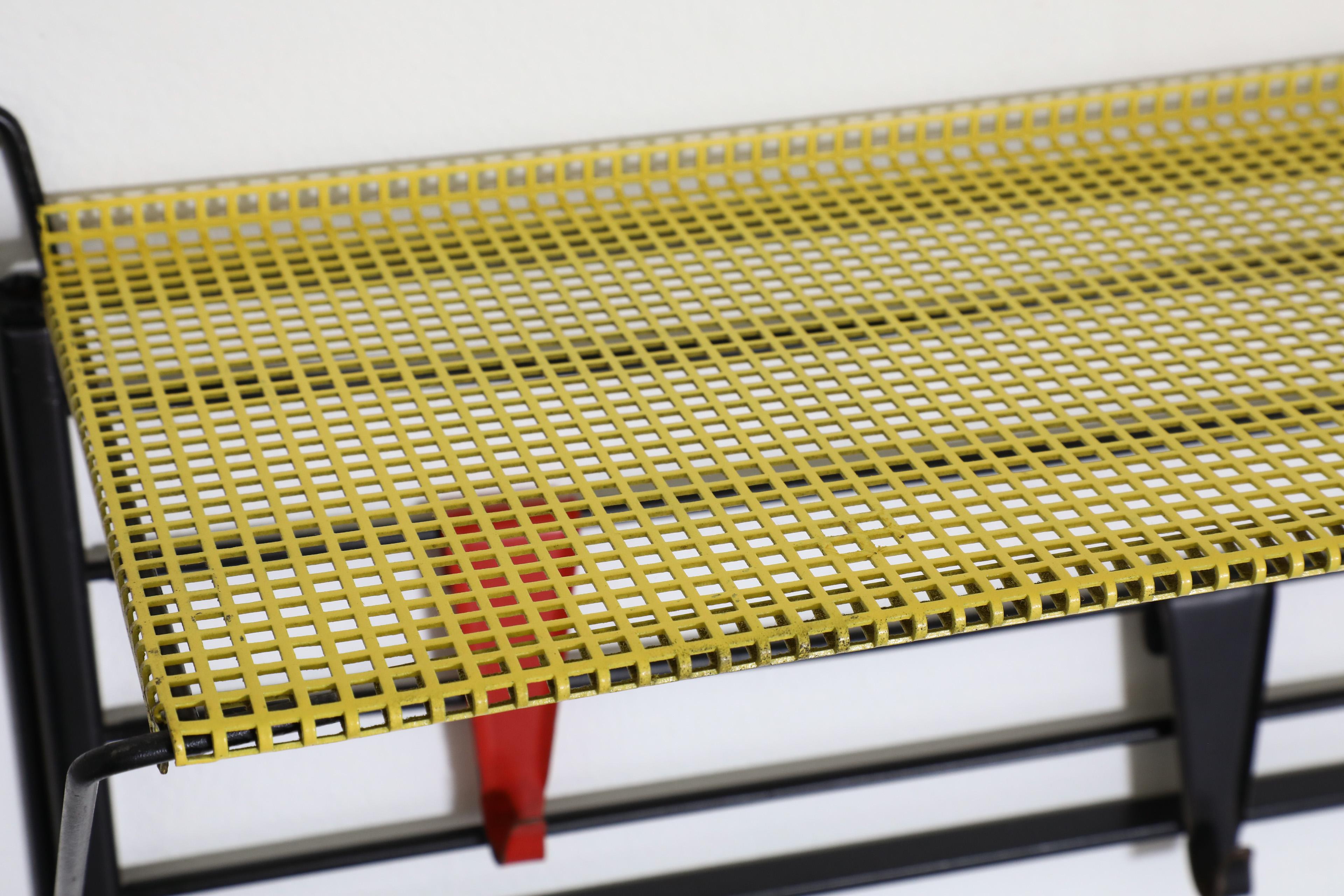 Appendiabiti industriale di metà secolo con ripiano giallo traforato di Pilastro in vendita 4